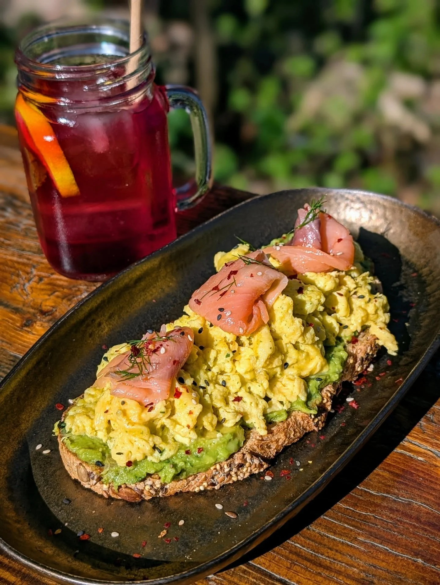 🌿 Cuando un brunch se convierte en ese momento del d&iacute;a que no quieres que se acabe&hellip;

Nuestra GUACASALMON tiene todo lo que necesitas:
pan de masa madre artesano, guacamole casero, salm&oacute;n ahumado y revuelto de huevos camperos 🥑?