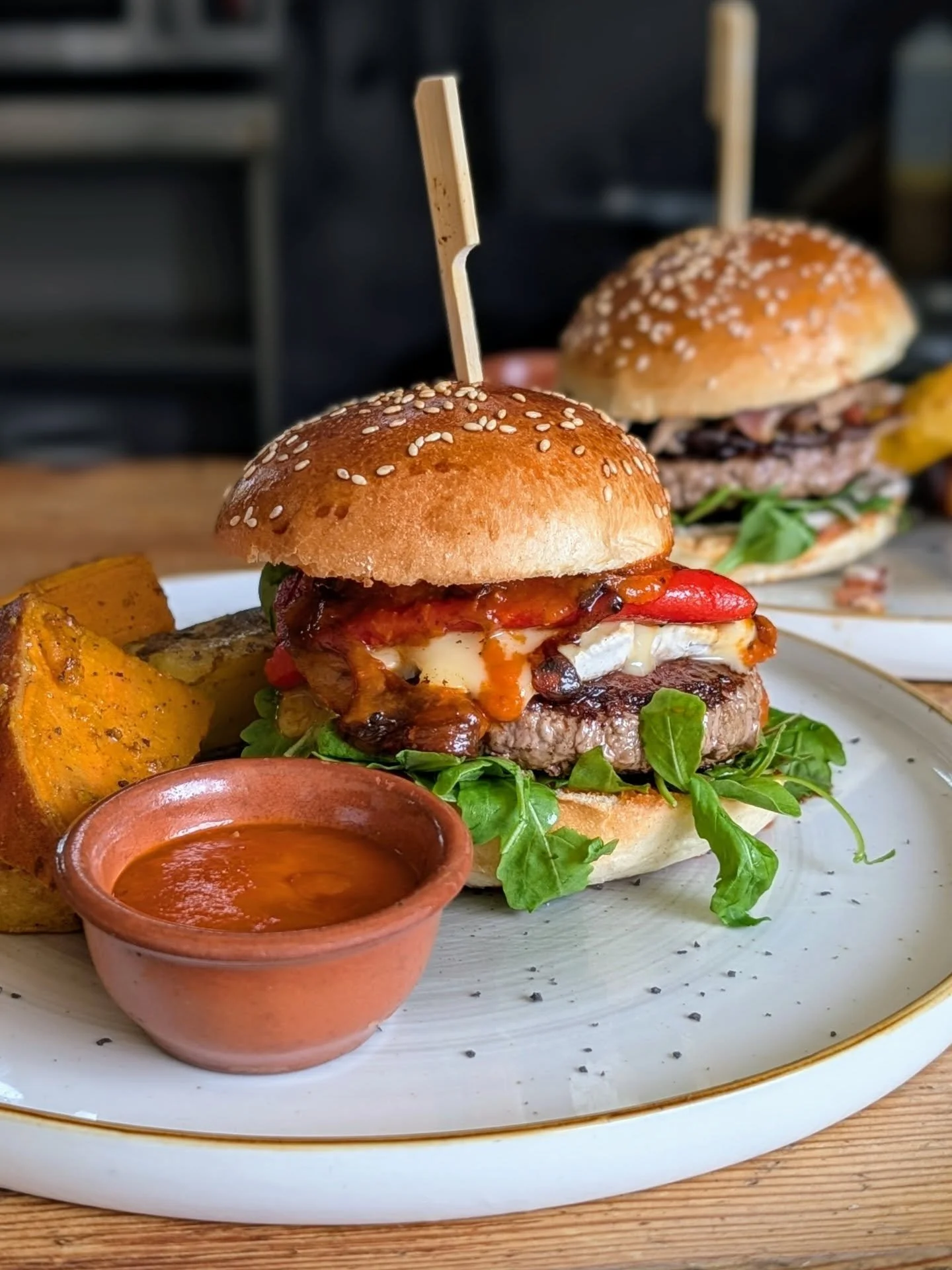 🍔✨ Nuestras hamburguesas no son como las dem&aacute;s.
En Byoko, incluso lo m&aacute;s cl&aacute;sico se transforma en algo honesto, fresco y lleno de sabor.

Hechas a mano, con ingredientes locales y de calidad:
🌿 opci&oacute;n de ternera, pollo c