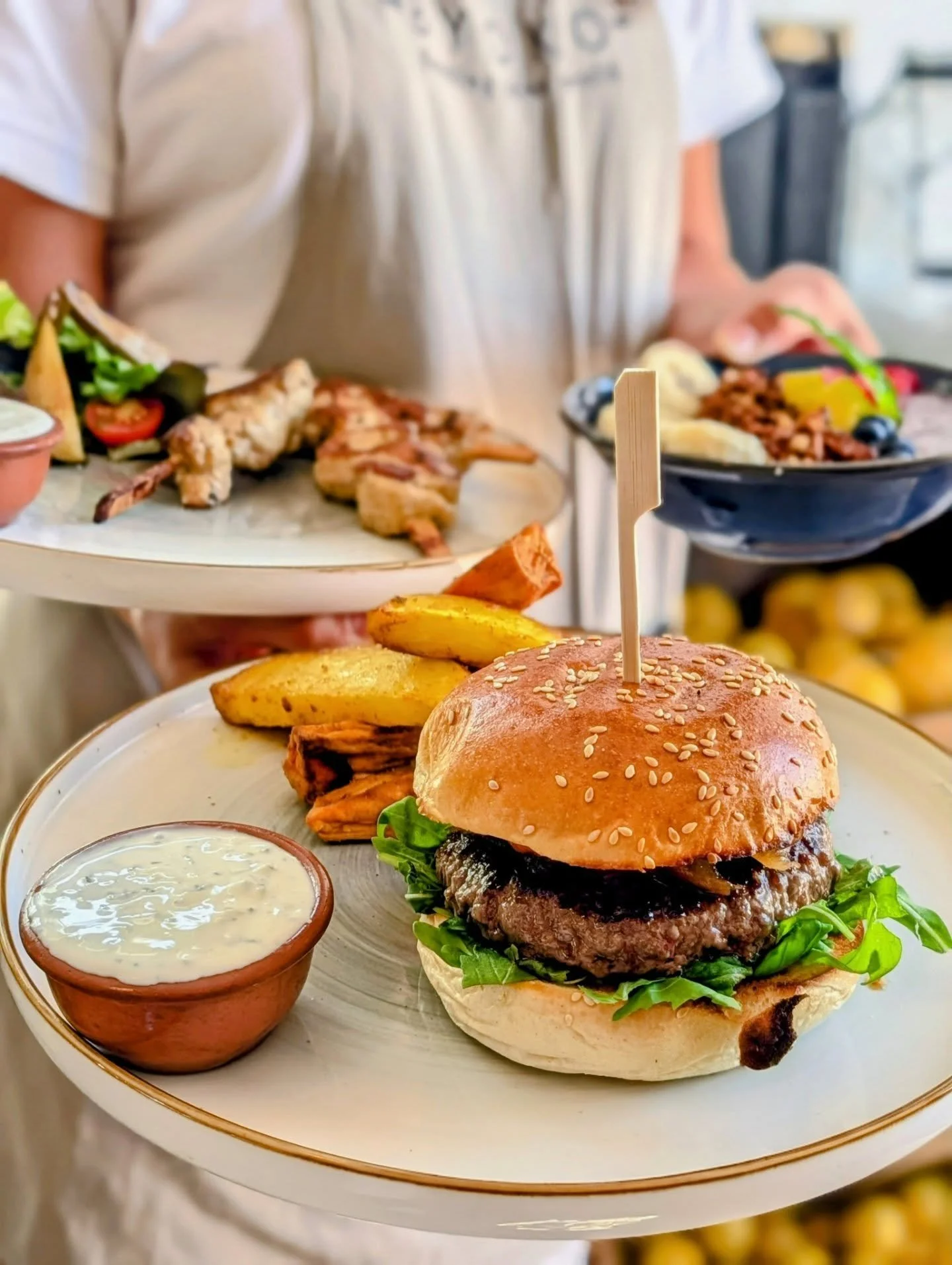 🌿 En Byoko tenemos platos para todos los antojos. Desde un a&ccedil;a&iacute; bowl fresquito y lleno de energ&iacute;a 🫐, hasta nuestro pollo campero con salsa tzatziki 🐓🌿, o una hamburguesa de ternera asada con camembert que conquista a la prime