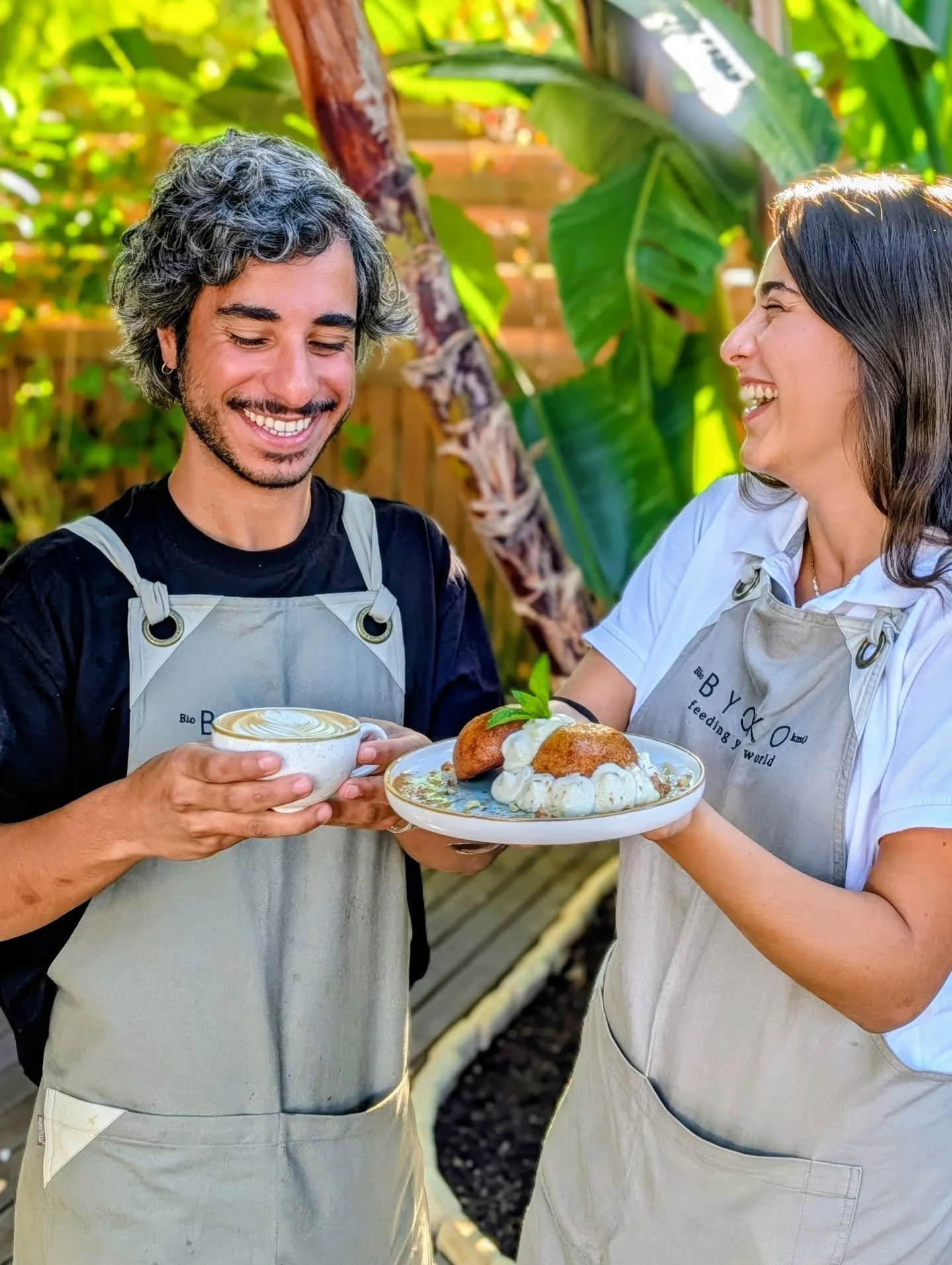 ☕🥕 Hay parejas que simplemente est&aacute;n hechas para estar juntas&hellip;
Como nuestro caf&eacute; de especialidad y la cake de zanahoria casera ✨💛

El caf&eacute; de especialidad, preparado con mimo por nuestros baristas y 100% ar&aacute;bica.
