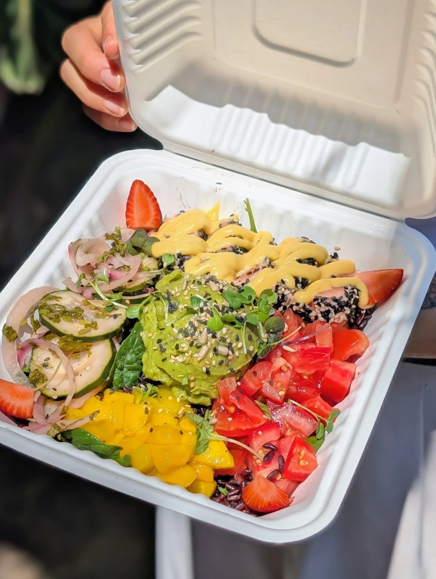 🥗✨ Tu Buddha Bowl favorita tambi&eacute;n puede viajar contigo.
P&iacute;dela para llevar y disfruta de todos sus colores y nutrientes donde m&aacute;s te apetezca:

🌞 al solecito en un parque,
🌊 viendo el atardecer en la playa,
🌿 o en cualquier 