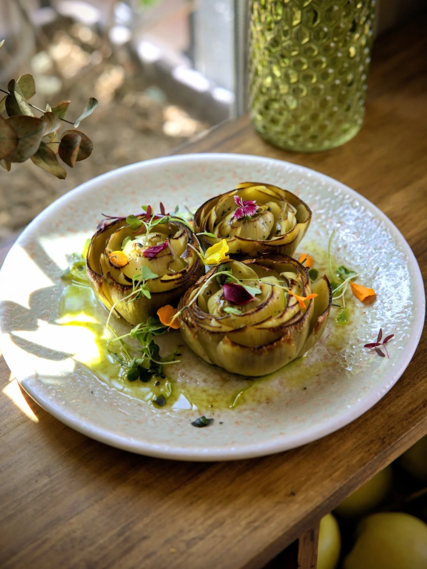 🌸✨ La sencillez de lo natural tambi&eacute;n puede ser extraordinaria.

Nuestras Alcachofas en Flor se cocinan a la plancha con aceite de oliva virgen extra infusionado con perejil y lim&oacute;n, y se coronan con un delicado mix de flores comestibl
