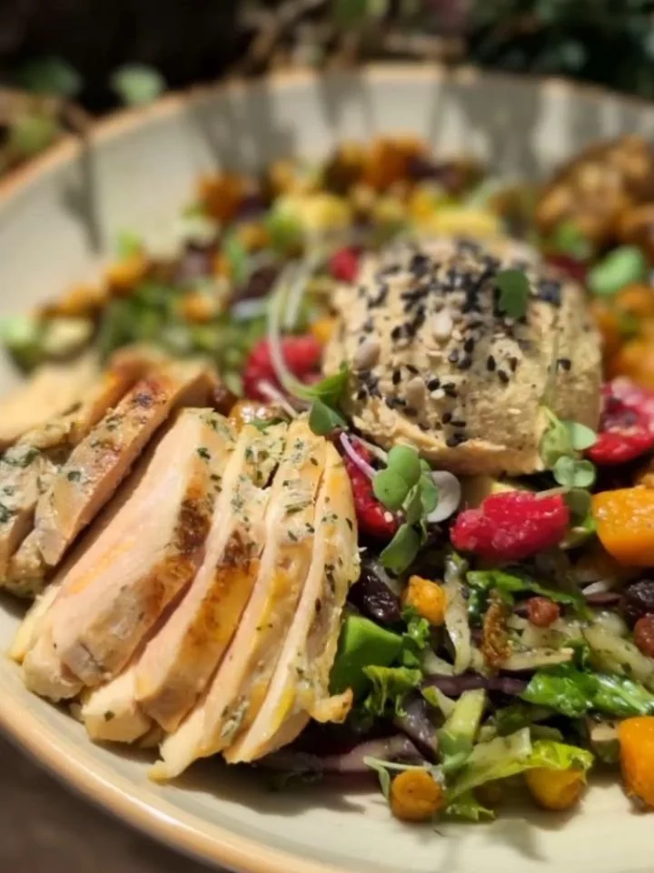 🥗✨ Nuestros Buddha Bowls son mucho m&aacute;s que un plato ligero. Son color, frescura y creatividad en cada bocado.

La Chickpeas Curry Kale Salad 🌿 combina garbanzos y calabaza b&iacute;o asados al curry, aguacate cremoso, pasas, fruta de tempora