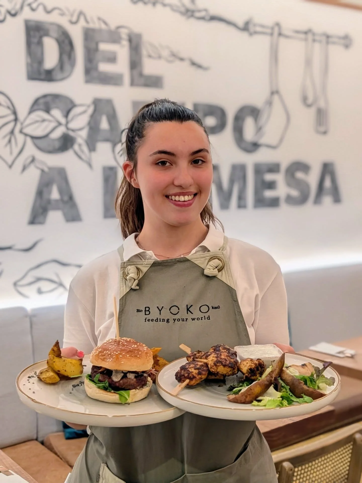 🌙✨ Cuando cae la noche, Byoko se transforma.
Luces c&aacute;lidas, buena energ&iacute;a y una carta llena de opciones para disfrutar sin prisa.

🍔 Burgers sabrosas y saludables.
🥩 Carnes jugosas y llenas de car&aacute;cter.
🐟 Pescados frescos coc