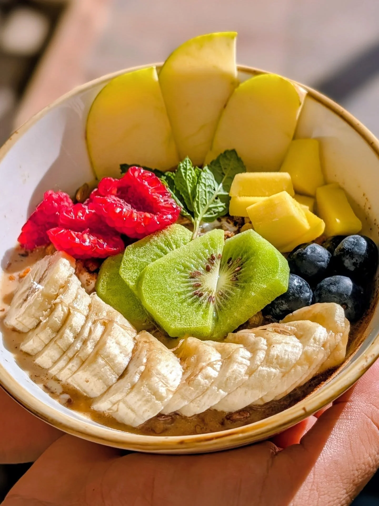 🌞 Imagina un amanecer en Grecia servido en un cuenco.
Colores que despiertan, aromas que acarician y una mezcla que parece hecha para sonre&iacute;r.

Nuestro Fruits &amp; Granola in Greece 🥣💛 une la cremosidad del yogur griego con la chispa de la