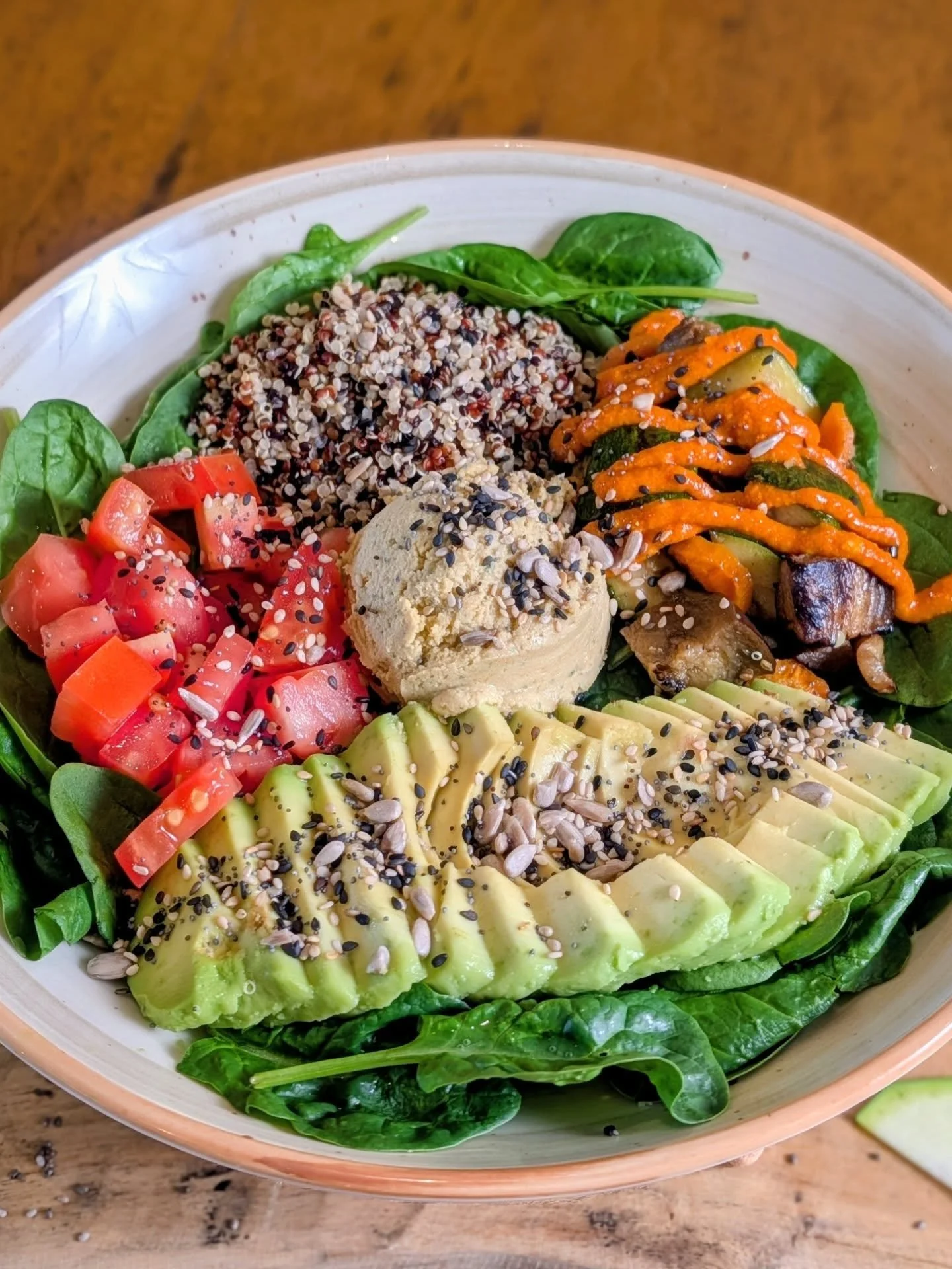 🌿✨ Hay platos que saben a equilibrio.
A lo que la tierra nos regala en cada temporada, a colores que cambian con el sol y a esa sensaci&oacute;n de bienestar que solo da lo natural.

Nuestra Season Buddha Salad es justo eso: una explosi&oacute;n de 
