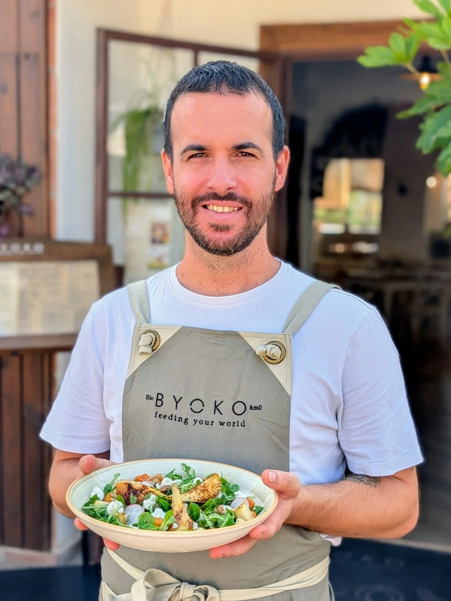 🍐✨ Hay combinaciones que simplemente fluyen.
Dulce, salado, c&aacute;lido y fresco&hellip; sabores que se encuentran y se abrazan en perfecta armon&iacute;a.

Nuestra Buddha Salad de Pera Asada, Cabra y Boniato es eso: un equilibrio entre lo natural