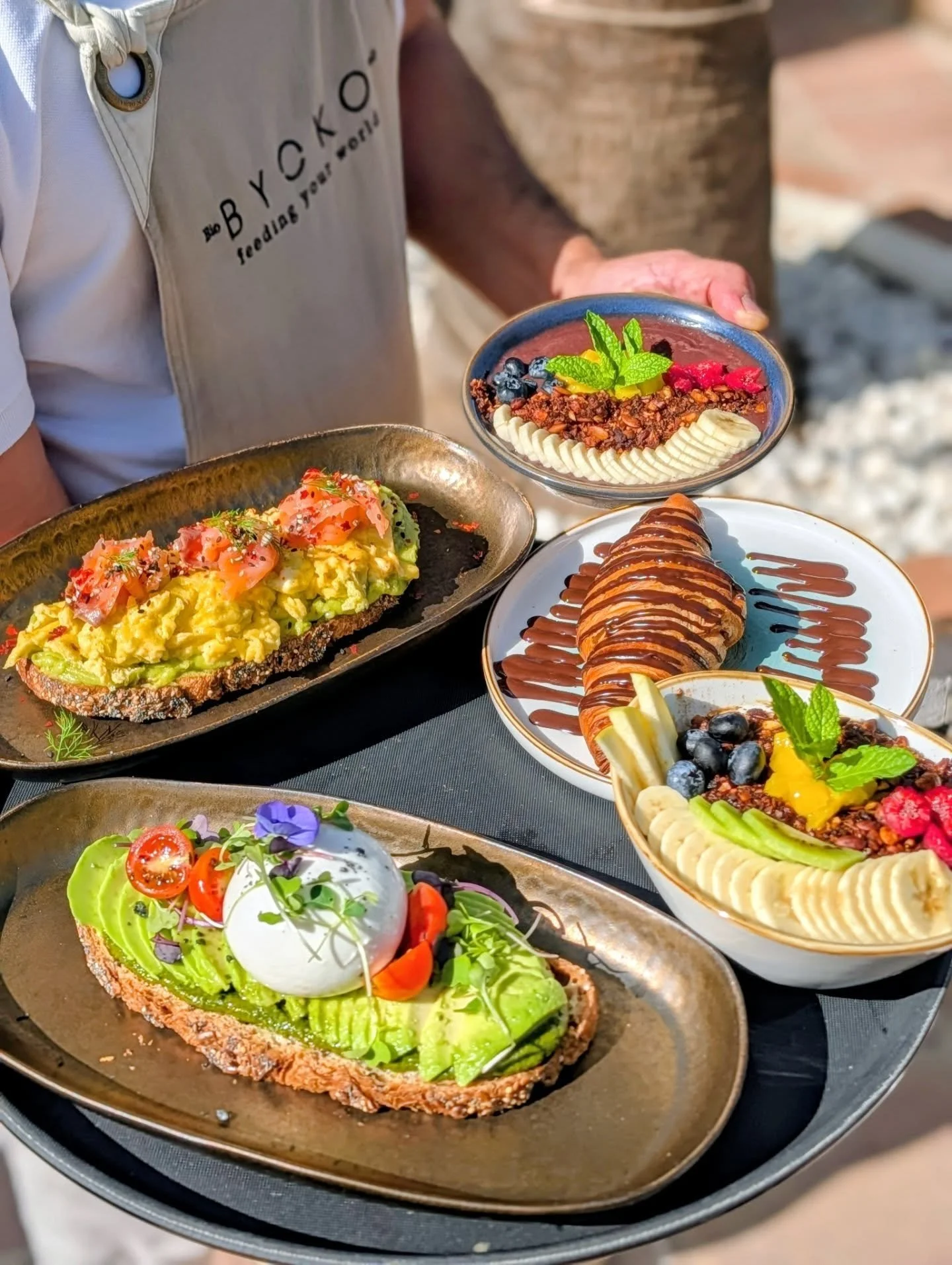 ✨ Un buen brunch no es solo comida.
Es una pausa bonita, un momento de sol, de risas y de sabor 🌿🥑
Porque las mejores horas del d&iacute;a son las que se disfrutan sin prisa. 🥰🥰

𝗕𝗬𝗢𝗞𝗢 - 𝙵𝚎𝚎𝚍𝚒𝚗𝚐 𝚢𝚘𝚞𝚛 𝚠𝚘𝚛𝚕𝚍⁣⁣
📍 Estepona | Urb