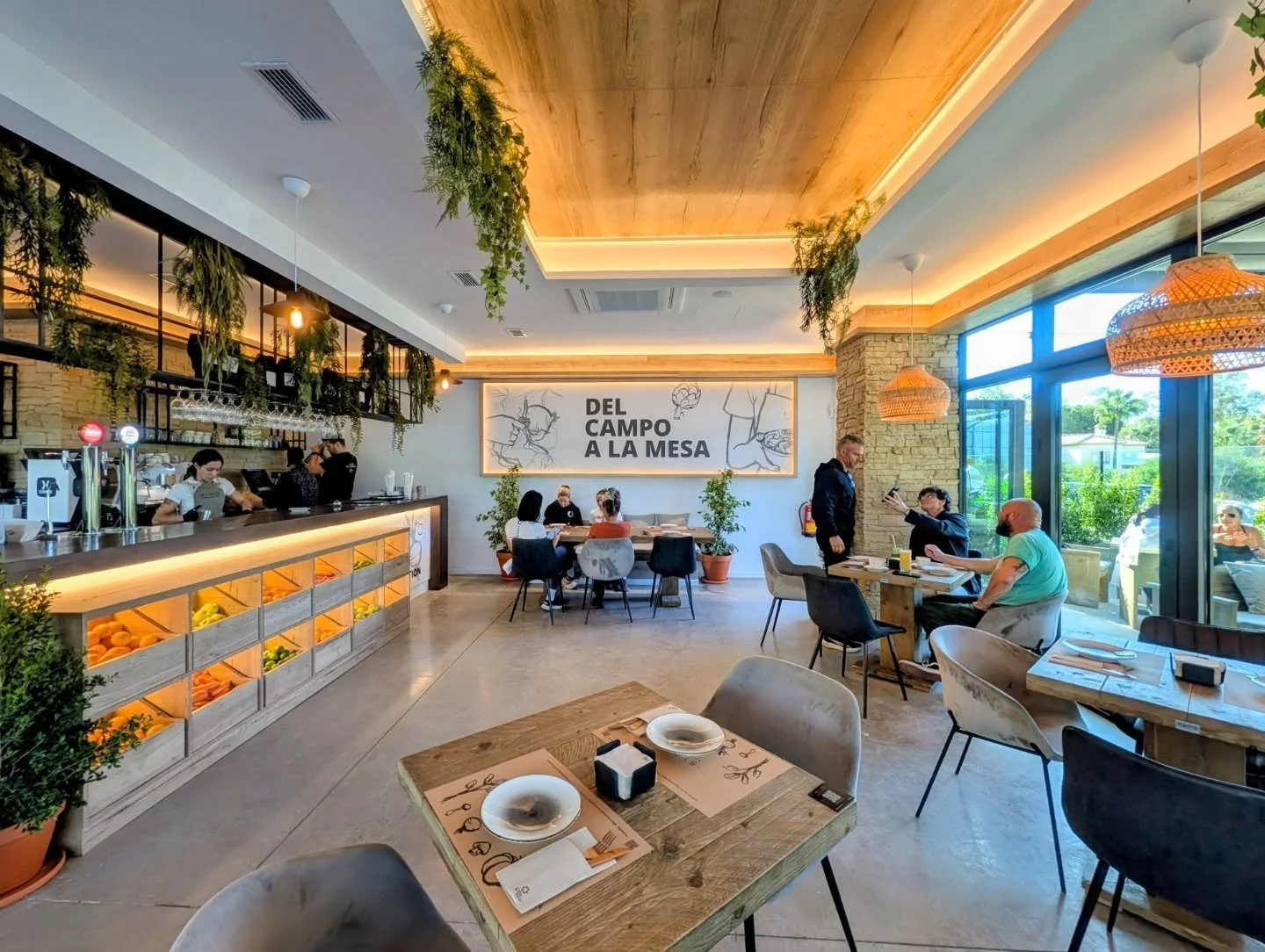 🌞✨ As&iacute; ha quedado nuestro nuevo hogar en Byoko Calahonda.
Luz natural, madera, colores suaves y una energ&iacute;a que invita a parar, respirar y disfrutar.

Cada rinc&oacute;n ha sido pensado para que te sientas bien:
para que tu brunch, tu 