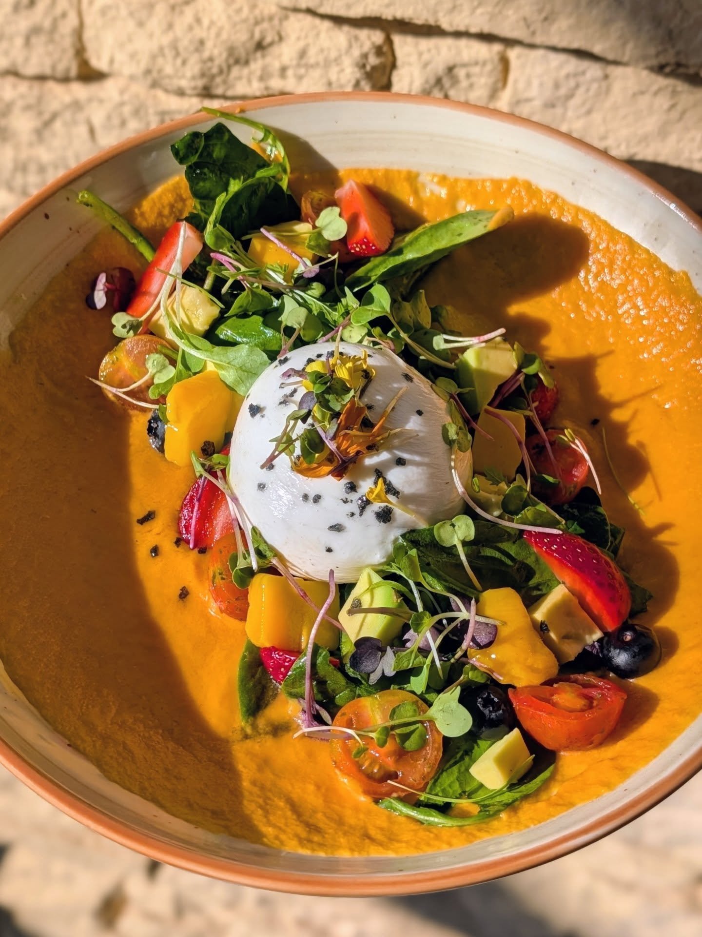 ✨ Hay platos que conquistan primero por su belleza&hellip; y luego por la armon&iacute;a de cada bocado.

Nuestra Burrata Pesto Cherry Salad es una celebraci&oacute;n de lo fresco, lo natural y lo que la tierra nos regala en cada temporada.
La cremos