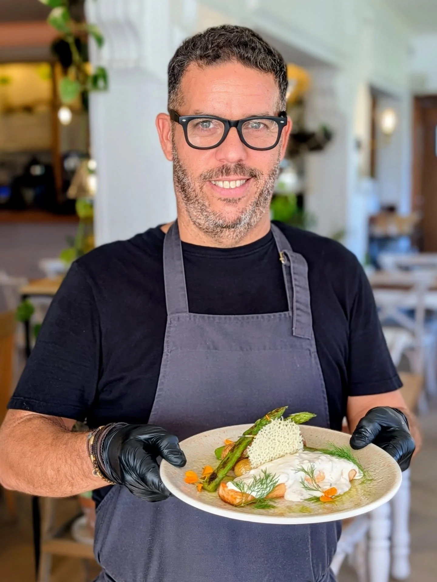 ✨ Hay platos que se disfrutan antes incluso de probarlos.
El sonido de la plancha, el aroma del eneldo, el brillo del beurre blanc&hellip;
As&iacute; nace nuestro Salm&oacute;n &amp; Beurre Blanc, uno de esos platos que hablan por s&iacute; solos.

F