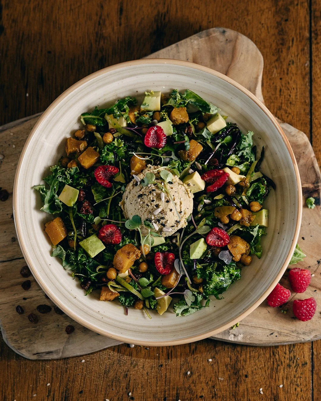 Colores, textura y mucho sabor en un solo Bowl ✨

Nuestra CHICKPEAS CURRY KALE SALAD combina garbanzos bio y calabaza asados al curry con kale, aguacate, col lombarda, frambuesas y fruta de temporada.
Todo acompa&ntilde;ado de humus zaatar y vinagret