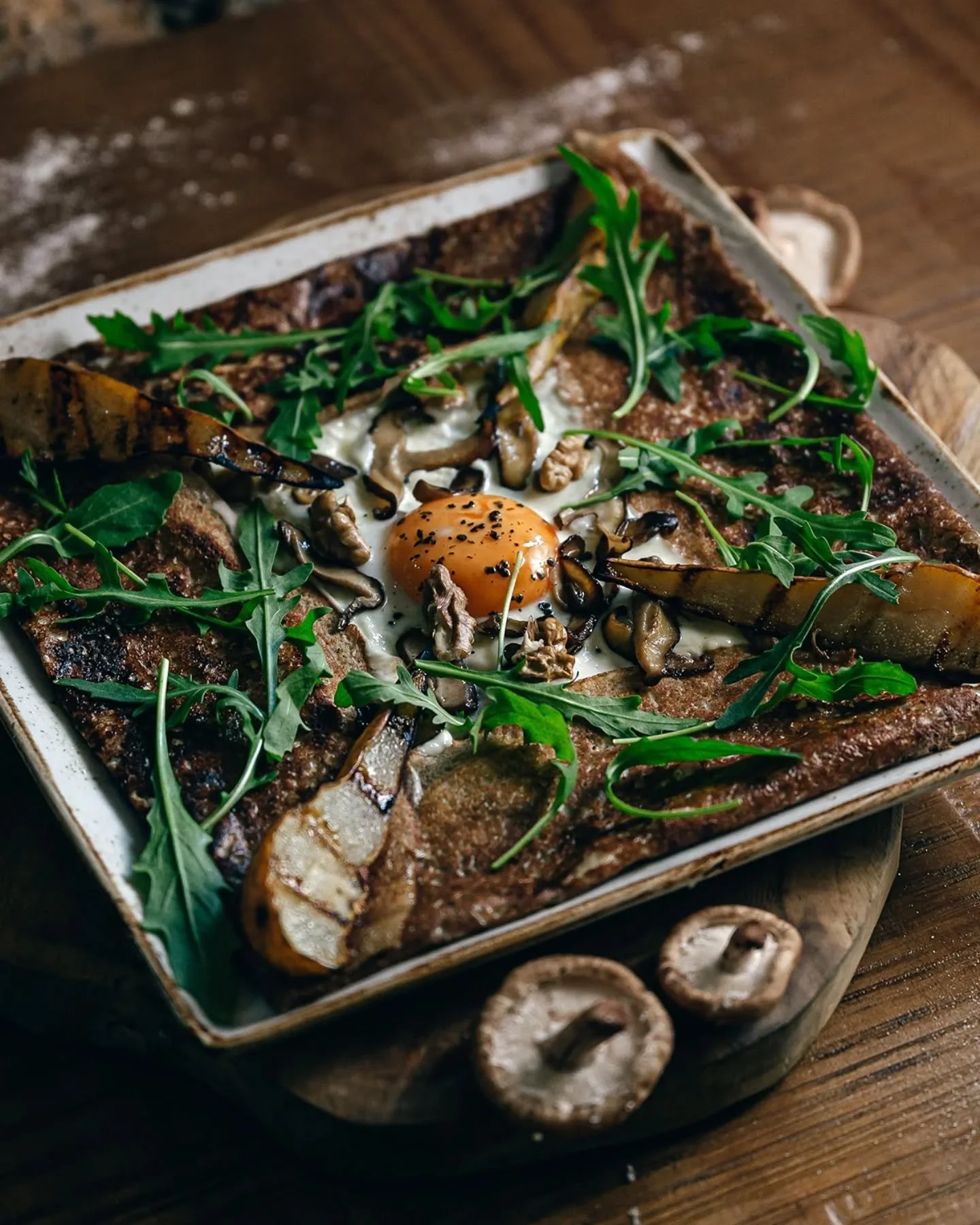 🌿✨ Hay platos que te invitan a bajar el ritmo.
Nuestra Galette Pera Summer Cheese es equilibrio en estado puro: ligera, natural y llena de matices que se disfrutan sin prisa.

La dulzura suave de la pera, el car&aacute;cter del queso y el toque cruj