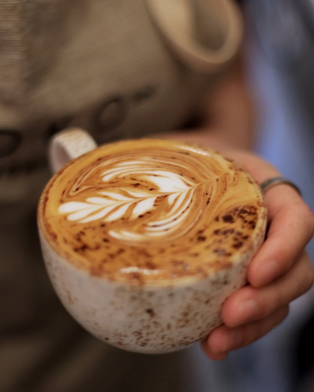 ☕✨ Nuestro caf&eacute; de especialidad es una pausa bien hecha.
Aroma intenso, sabor equilibrado y preparado con mimo por nuestros baristas.
Porque cuando el caf&eacute; es bueno, se nota&hellip; y se disfruta m&aacute;s despacio.

#byoko #feedingyou