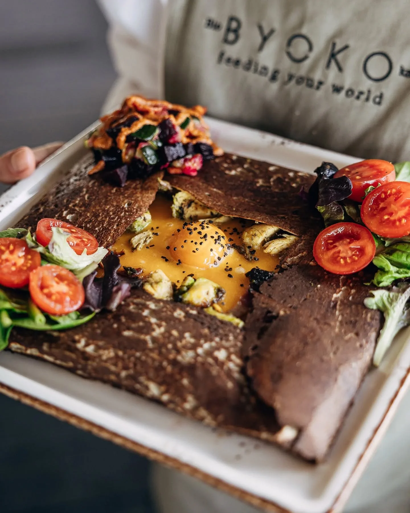 Hay platos que no necesitan explicaci&oacute;n.

Solo mirarlos&hellip; y saber que has elegido bien.

Nuestra galette P&iacute;o P&iacute;o, con pollo campero, bacon, cheddar y huevo campero&hellip;
y si quieres llevarla a otro nivel, acomp&aacute;&n