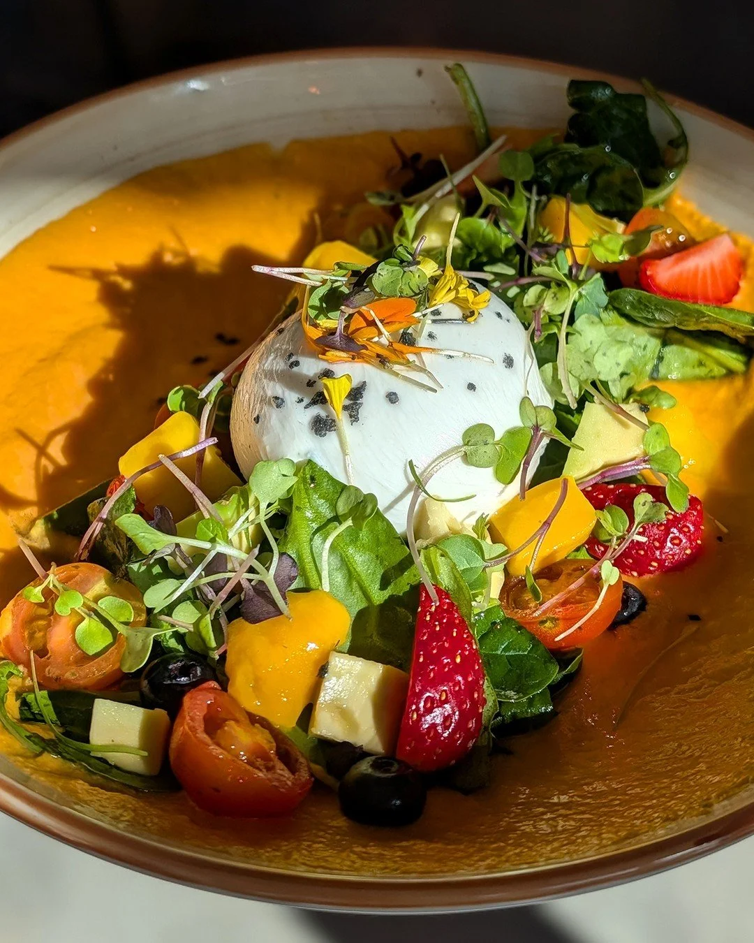 No todas las ensaladas vienen a acompa&ntilde;ar.
Algunas vienen a quedarse.

Nuestra Burrata Pesto Cherry Salad tiene ese equilibrio que hace que cada bocado cambie un poco el ritmo: burrata cremosa, gazpacho de temporada, pesto casero, tomatitos ch
