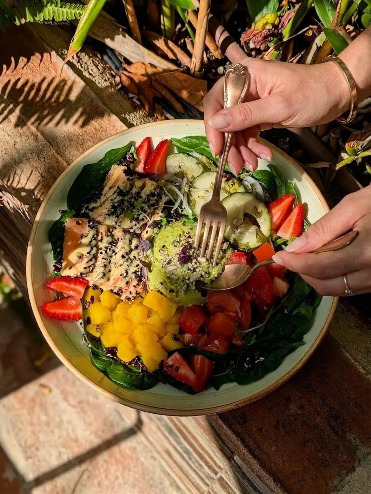 POV: Encuentras el bowl perfecto para el verano ☀️🥭

Nuestra SALM&Oacute;N &amp; MANGO SUMMER mezcla frescura, prote&iacute;na y sabor en un bowl que literalmente sabe a vacaciones 🌿

Tataki de salm&oacute;n, mango, guacamole, arroz negro salvaje, 