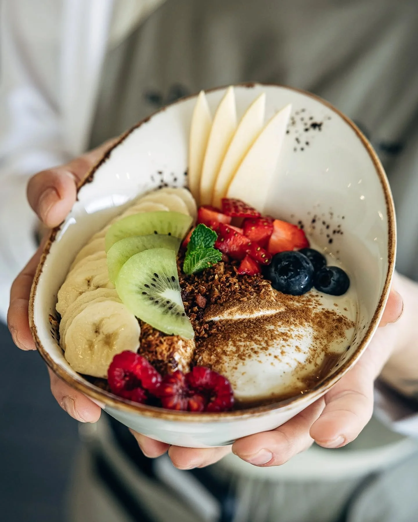 Hay bowls que apetecen&hellip;
y otros que se convierten en ritual ✨

Nuestro Fruits &amp; Granola in Greece es ese momento de pausa que te sienta bien:
yogur griego cremoso, fruta de temporada, canela y nuestra granola casera, hecha con nueces, anac