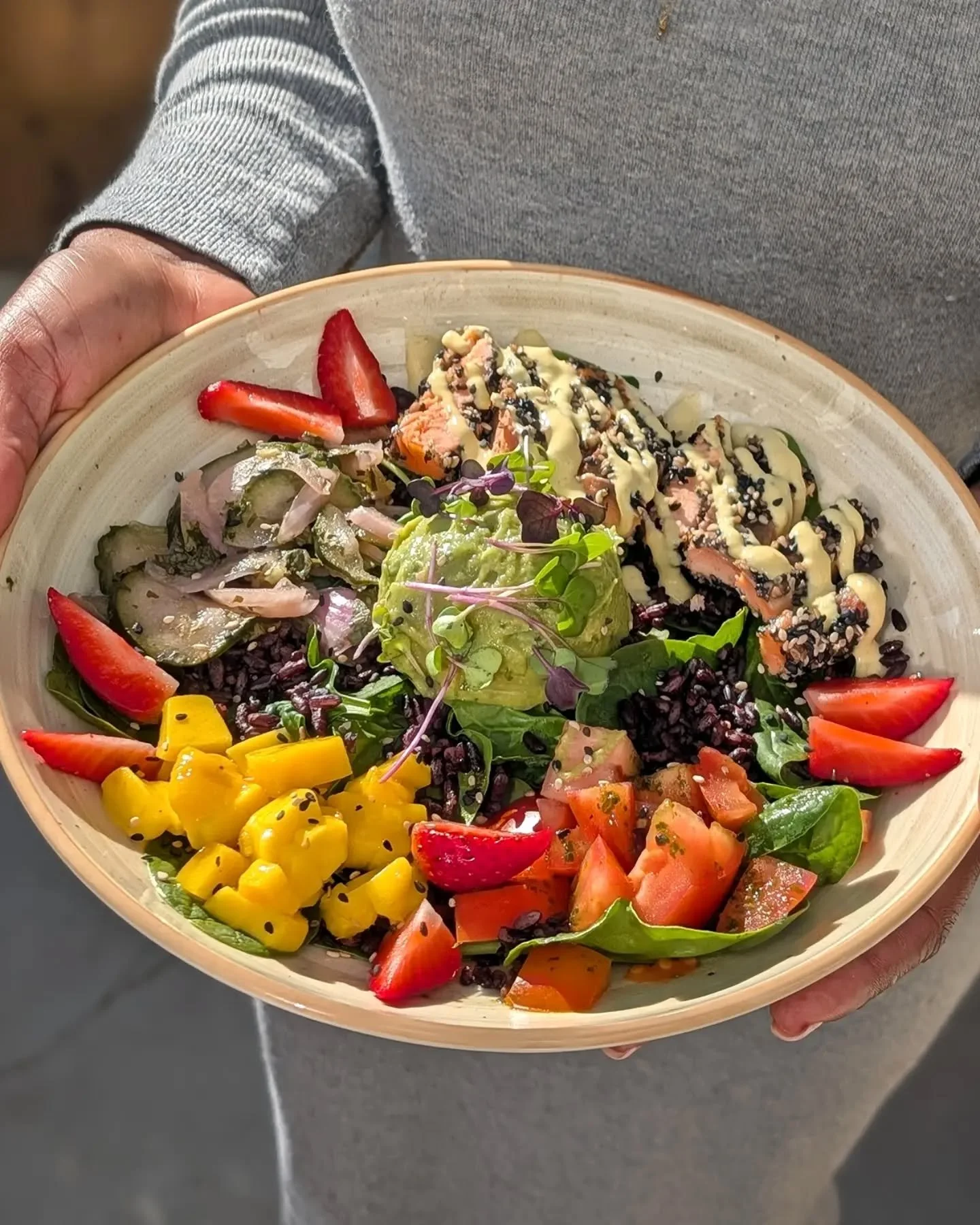 Nuestra Buddha Salm&oacute;n &amp; Mango Summer tiene algo que cuesta explicar y es muy f&aacute;cil de entender cuando lo pruebas. 🥭✨

Tataki de salm&oacute;n, mango, arroz negro salvaje, guacamole, espinaca baby, pepino, cebolla encurtida y ese pu