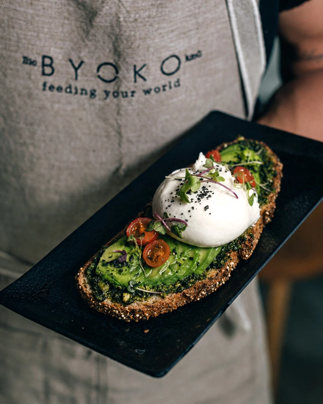 Una foto no era suficiente. Y dos, probablemente, tampoco. 🤍

Nuestra Dream Burrata re&uacute;ne pan de masa madre, pesto de albahaca, aguacate, tomates cherry marinados y una burrata cremosa en el centro de todo, como debe ser.

Desliza para verla 