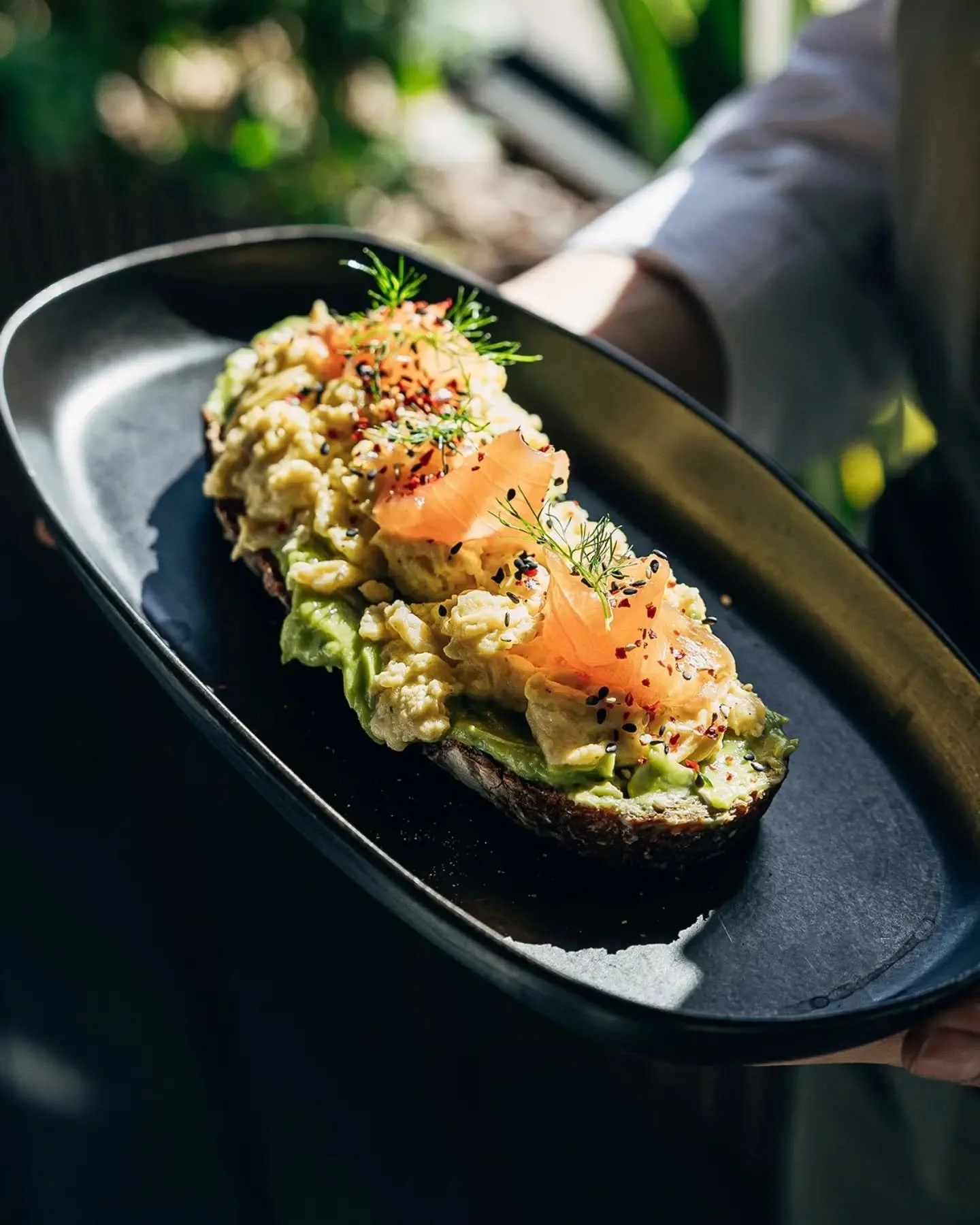 Si te gusta el desayuno salado, empieza por aqu&iacute;. 🥑🍞

Nuestra Guacasalm&oacute;n combina pan de masa madre, guacamole casero, huevos camperos revueltos y salm&oacute;n ahumado. La cremosidad del guacamole y los huevos acompa&ntilde;a ese toq
