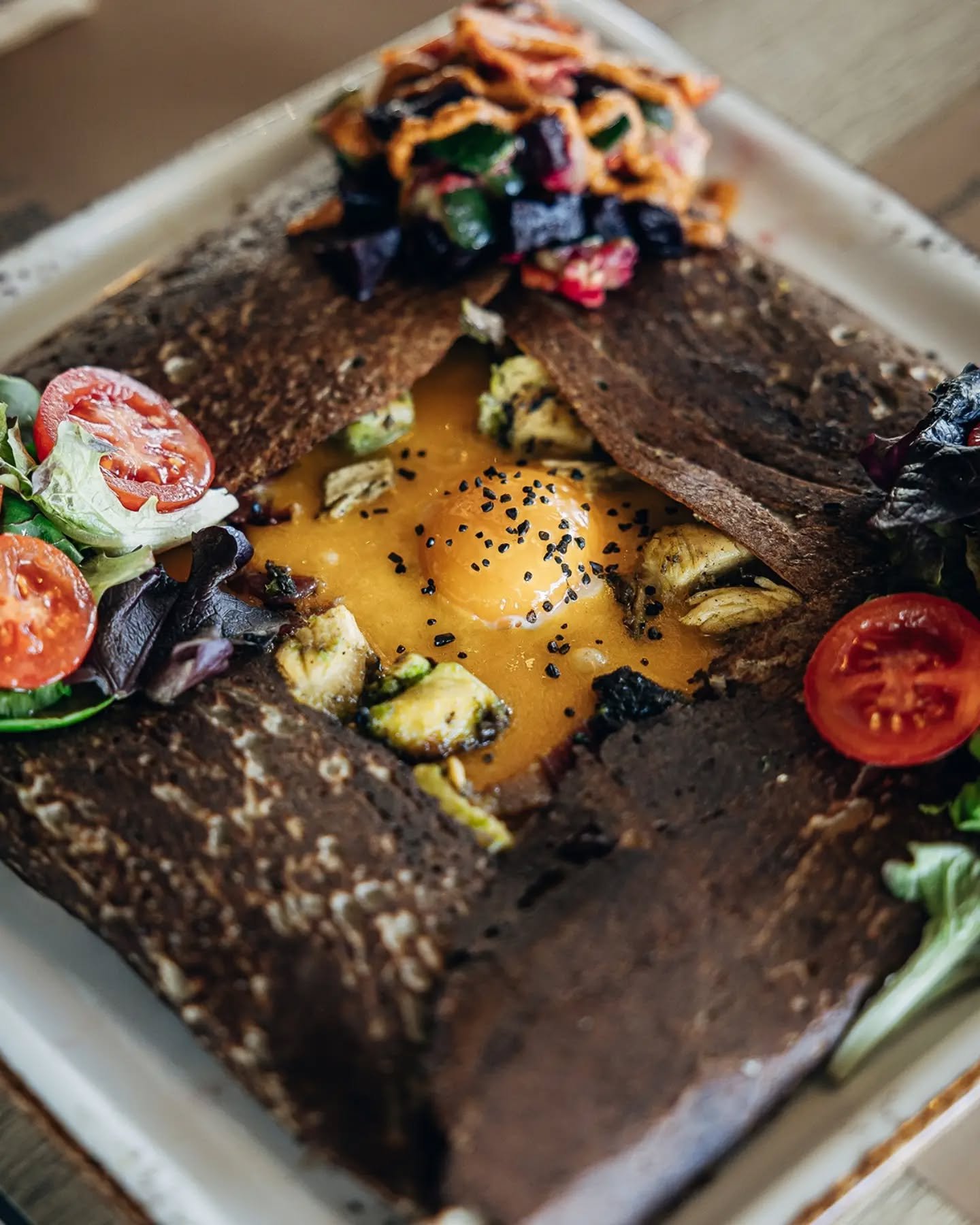 Si lo tuyo es el sabor de la parrilla, guarda este nombre: P&iacute;o P&iacute;o. 🔥

Nuestra galette combina pollo campero asado a la parrilla de carb&oacute;n volc&aacute;nico, bacon, queso cheddar natural y huevo campero sobre una base de trigo sa