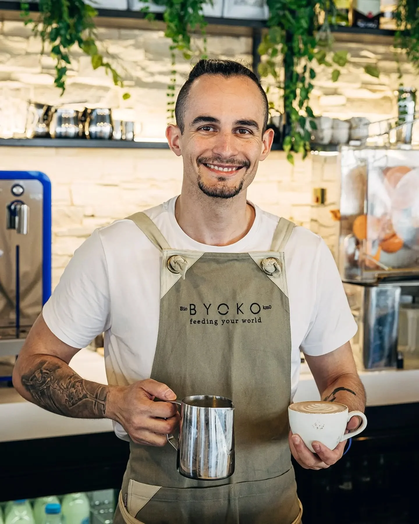 Antes del primer sorbo, est&aacute;n sus manos. ☕🤍

Las de nuestros baristas, que cuidan la preparaci&oacute;n del caf&eacute; de especialidad y de los lattes originales que tanto nos gusta servirte.

Desde la extracci&oacute;n del caf&eacute; hasta