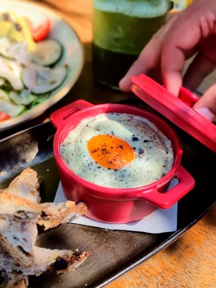 Levanta la tapa y acerca el pan. 🍳🍞

Dentro te espera nuestro huevo en cacerola Trufado: shiitake salteado, crema trufada y huevo al horno, con la clara cuajada y la yema lista para mojar.

Lo acompa&ntilde;amos con pan artesano ecol&oacute;gico de