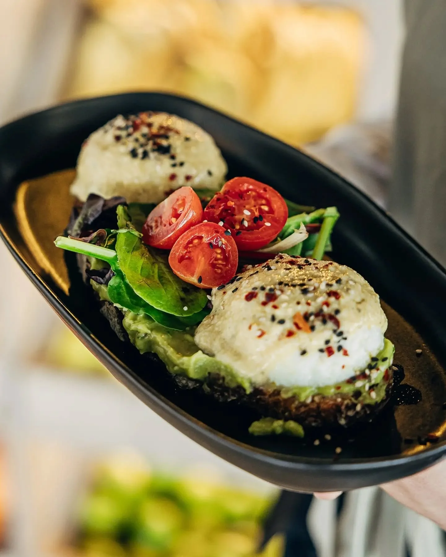 Ese momento en el que cortas el huevo y la yema se mezcla con la salsa&hellip; 🍳🤍

Nuestra Ovo Bearnesa lleva dos huevos pochados, salsa bearnesa y guacamole casero sobre pan de masa madre. El tomate cherry y el mezclum con vinagreta de albahaca le