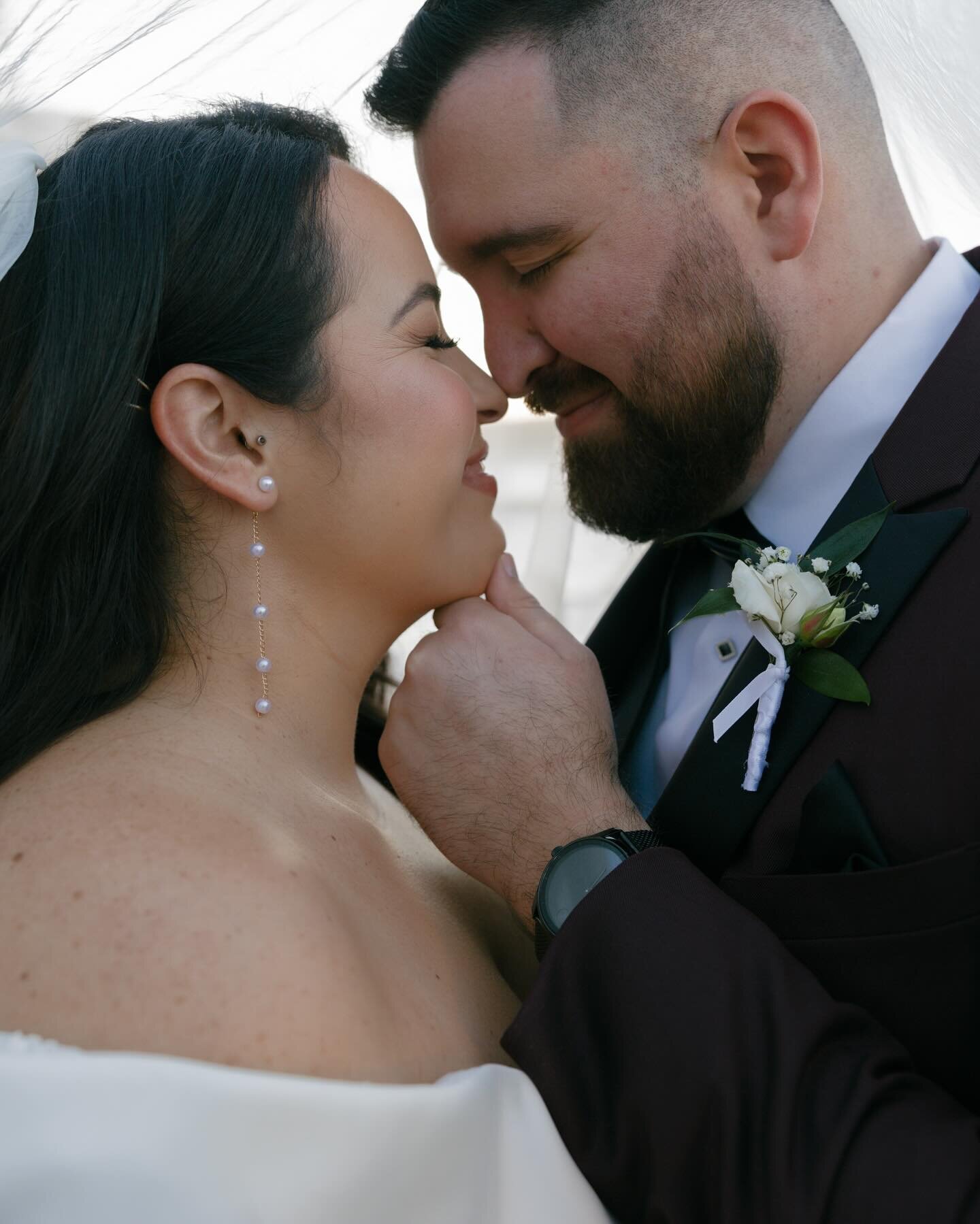 Under the veil shots are always my favorite ❤️ 

Venue @heitman_house 
Video @gomes.films 
DJ @curate_entertainment 
Rentals @exclusiveaffairpartyrentals
Florals @floraldesignsbysony 
HMU @mrp_makeupandbeauty2 
Cake @simplysweet239 

#southflweddings