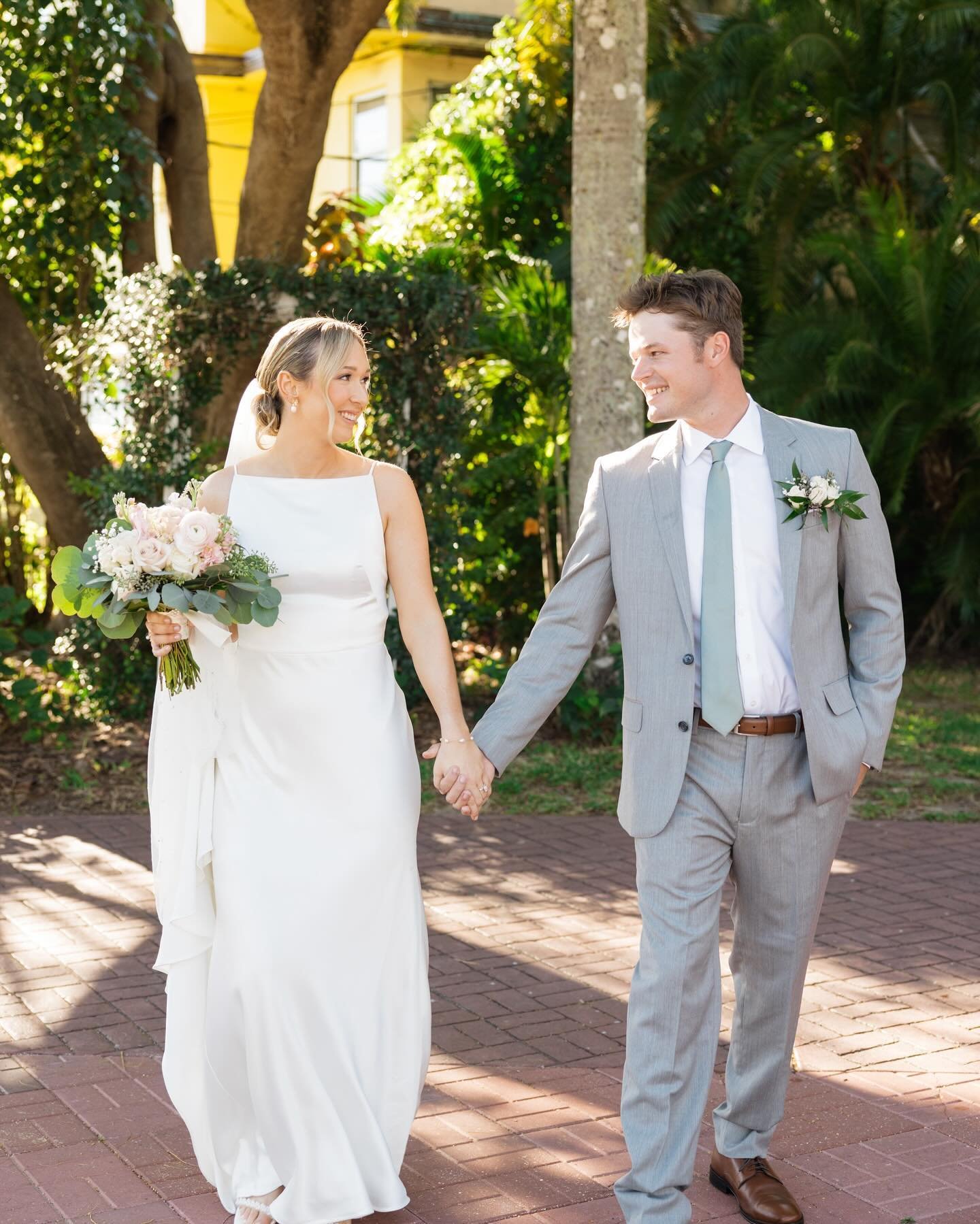 Presenting the ✨Shapcotts✨

Venue @heitman_house 
Planning @soeventfulswfl 
Video @theweddingvideogroup 
Rentals @sbswfl 
Florals @sbswfl 
HMUA @unbreakablebeauty.mua 
Cake @iloveladycakes 

#southflweddings #fortmyersweddingphotographer #naplesweddi