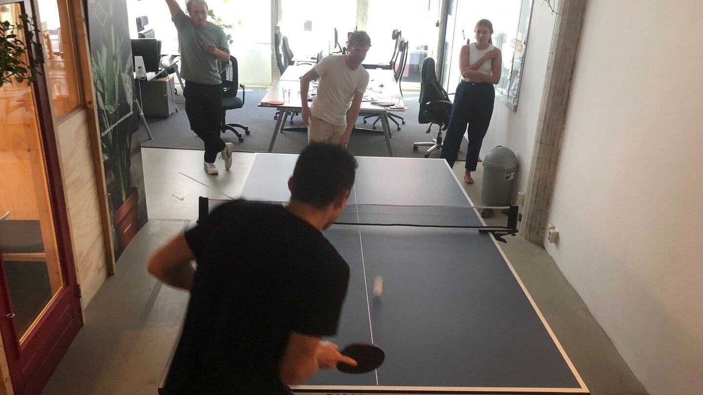 Tussen het werken door blijven we graag (een beetje) in beweging. Dus kon een pingpongtafel niet ontbreken! 🏓 
Op wie zet jij je geld in?

#smartpr #fanatiek #pingpong #omdetafel #toernooitje #teamdev #teamdata #teamsales