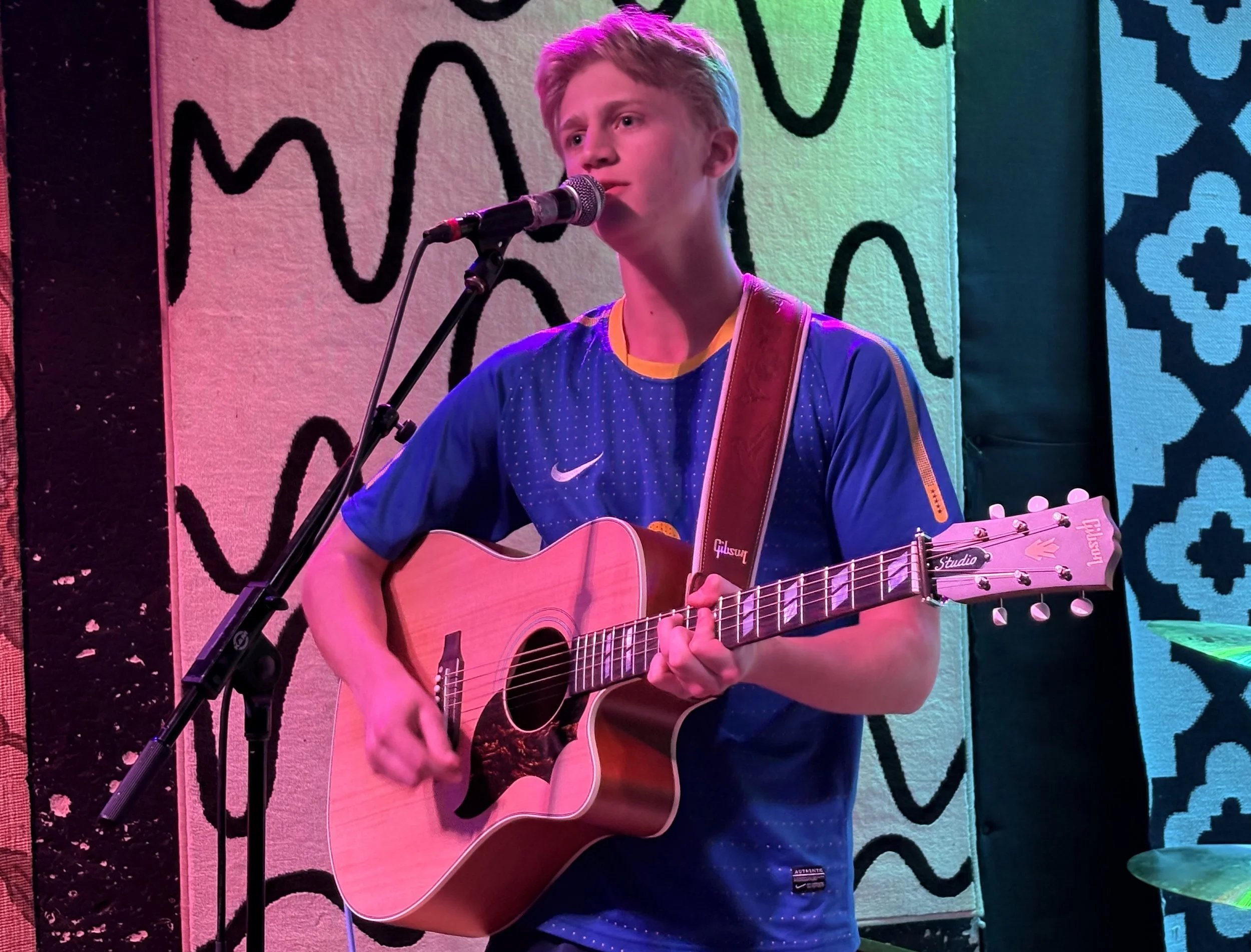 Live Music: Henrik Mills