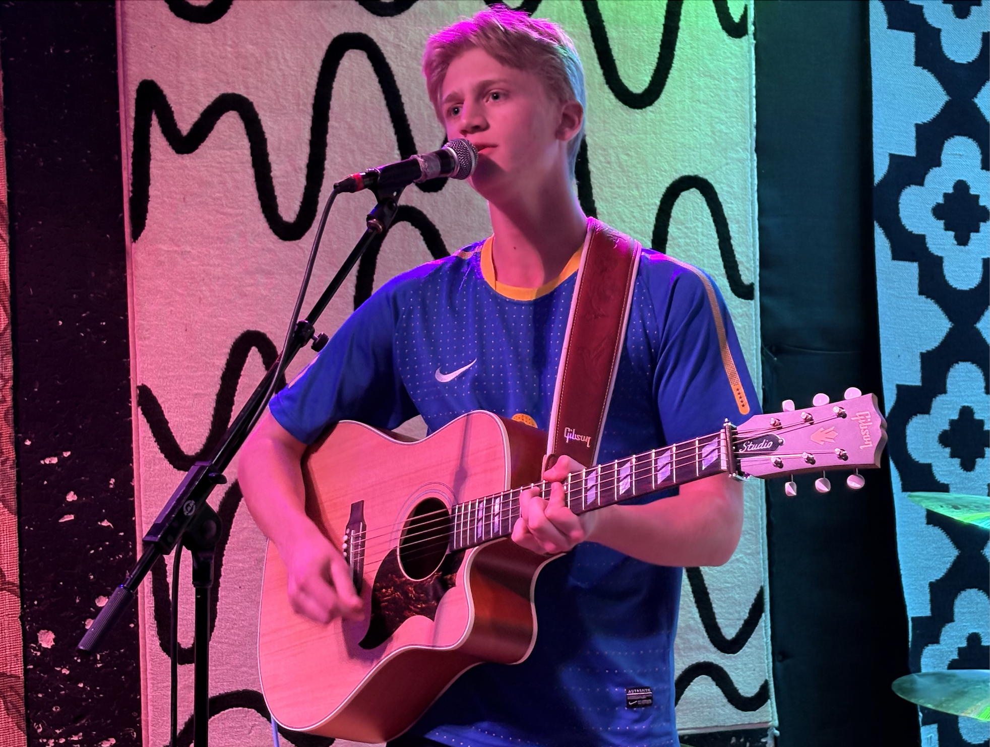 Live Music: Henrik Mills