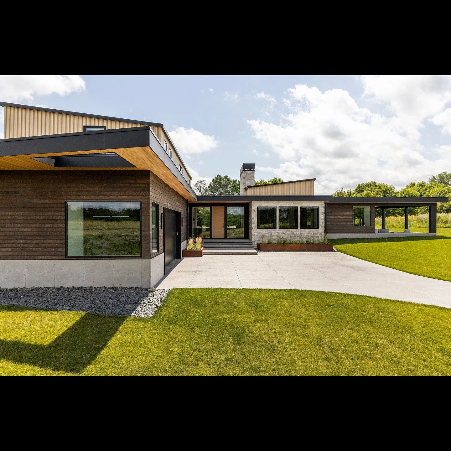 Siding - Modern Brown 6&rdquo; tongue and groove thermally modified pine
Soffits - 6&rdquo; Hemlock

Built by @catesfinehomes_
Architecture and Design by @stranddesign
Photography: @spacecrafting_photography 

#cladding #charredwood #modernconstructi