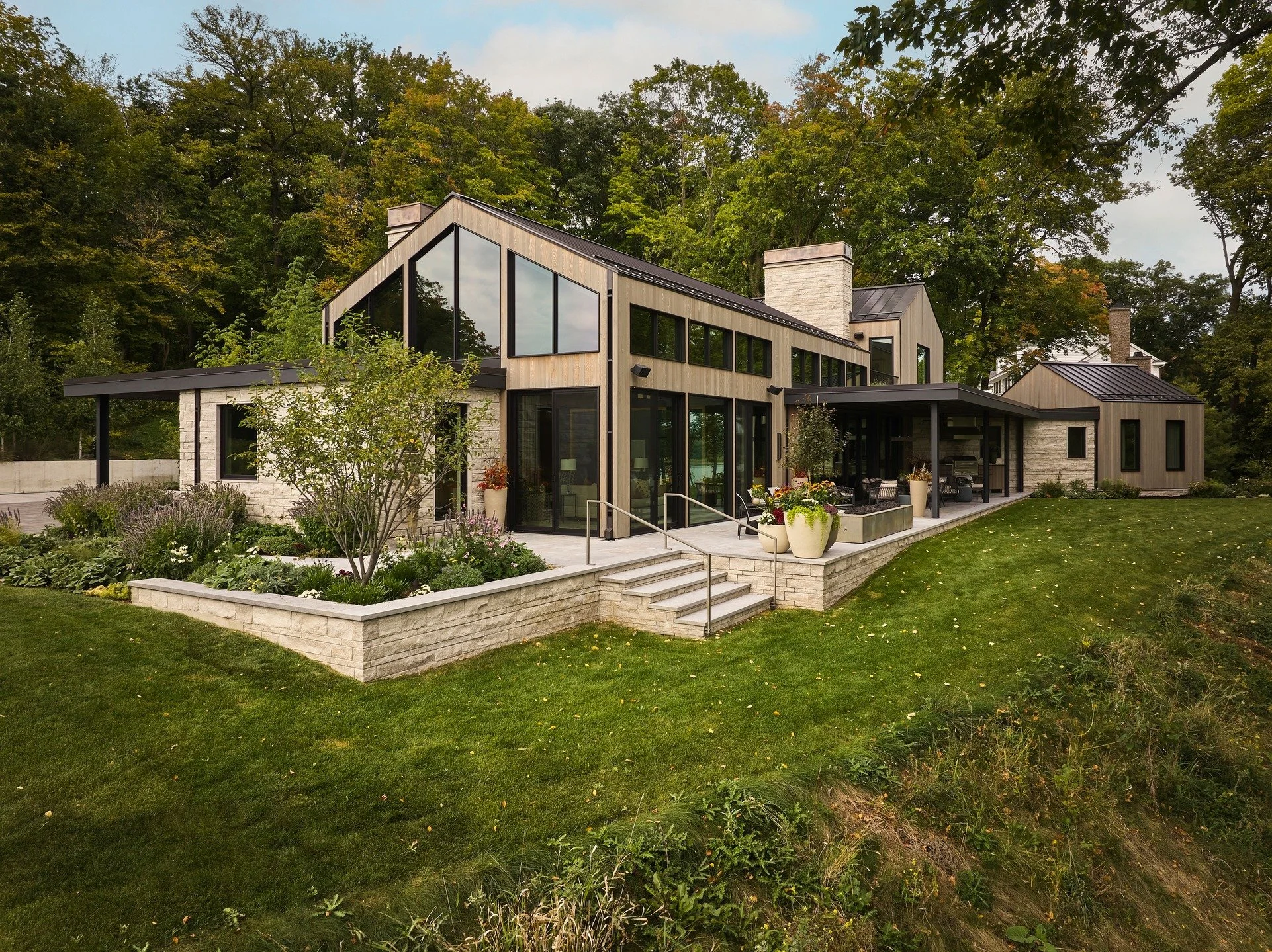 Custom gray finish on 6&rdquo; tongue and groove #cedar

Built by @welchforsman 
Interior Design @marthadaytondesign
Architectural Design @rehkamplarsonarchitects
Photography @alyssaleephotography

#cladding #modernconstruction #cedarcladding #tongue