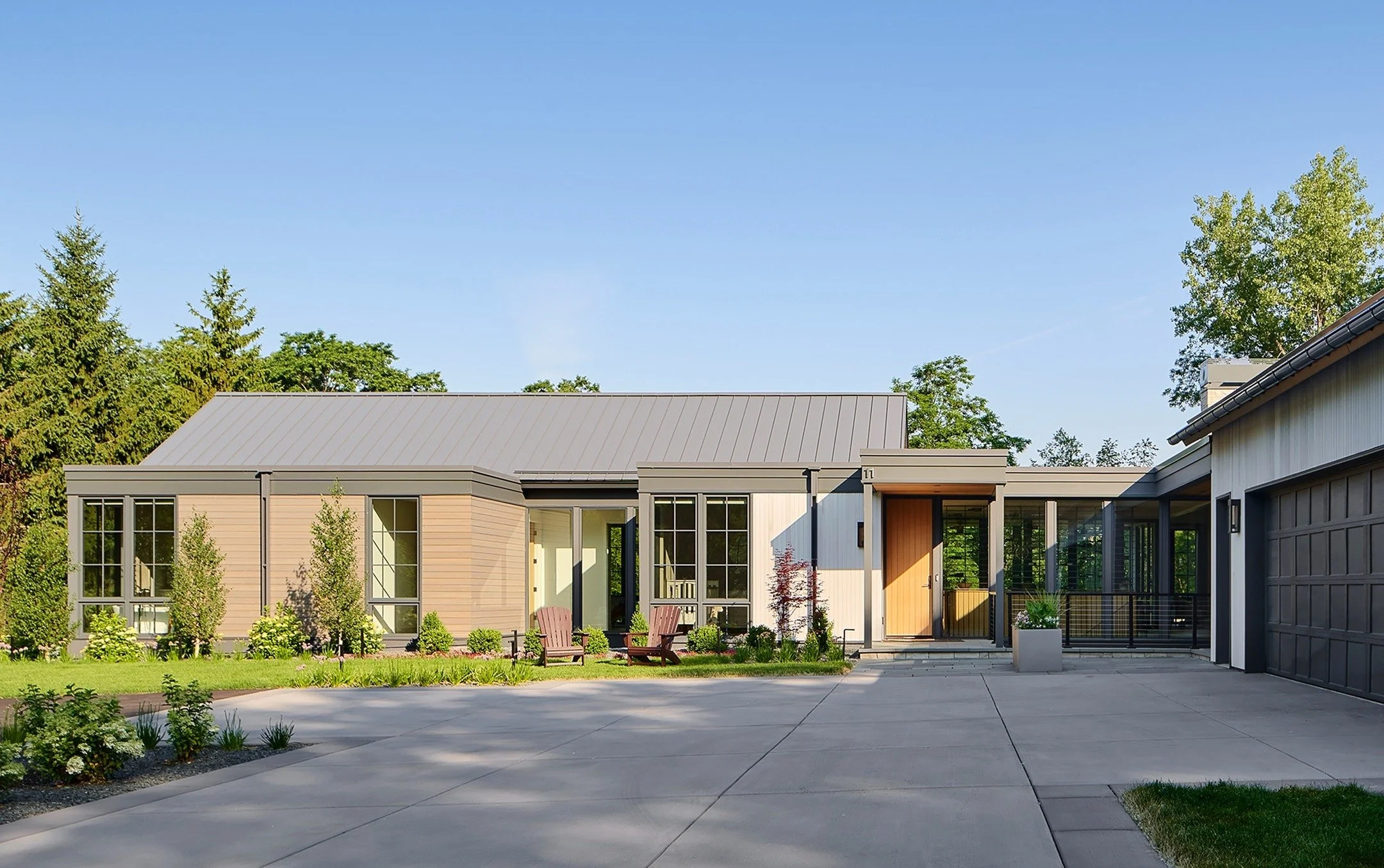 Modern Grey oil on 6&rdquo; tongue &amp; groove western red cedar - Custom White oil on 6&rdquo; tongue &amp; groove vertical grain #cedar

Architect: @pka.arch 
Builder: @hagehomes 
Photography: @jasper.lazor 

#cladding #charredwood #modernconstruc