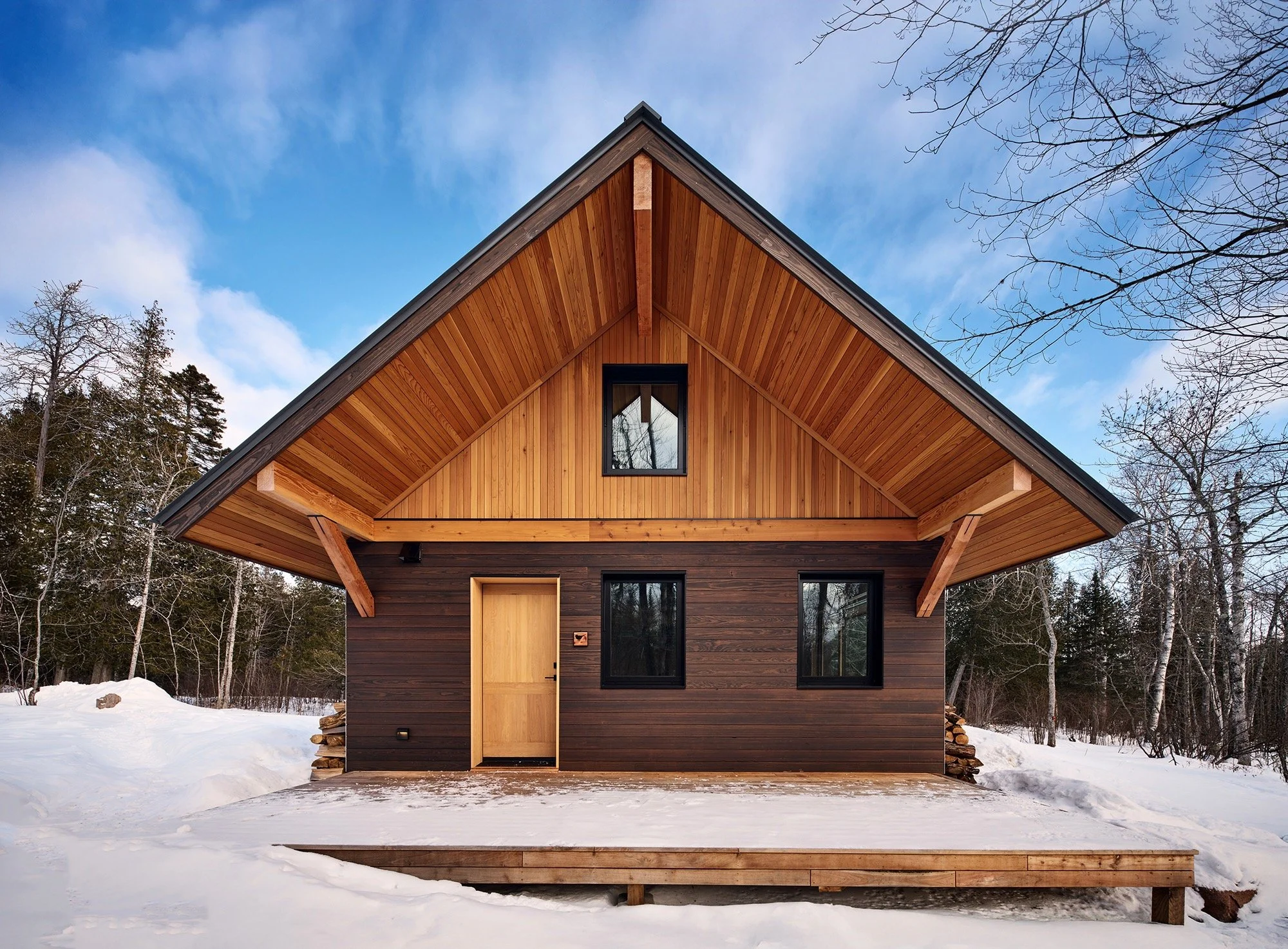 Modern Brown thermally modified pine &amp; oiled #cedar. 

Architecture by @salaarchitects
Built by @snowbuntingbuilders
Photography: @jasper.lazor

#cladding #thermallymodifiedwood #thermowood #charredwood #modernconstruction #cedarcladding #yakisug