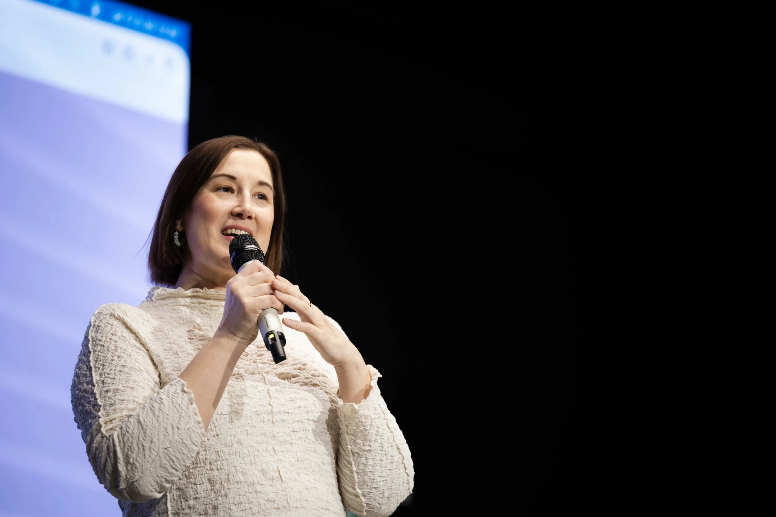 ESIINTYMISVALMENNUS ASIANTUNTIJOILLE