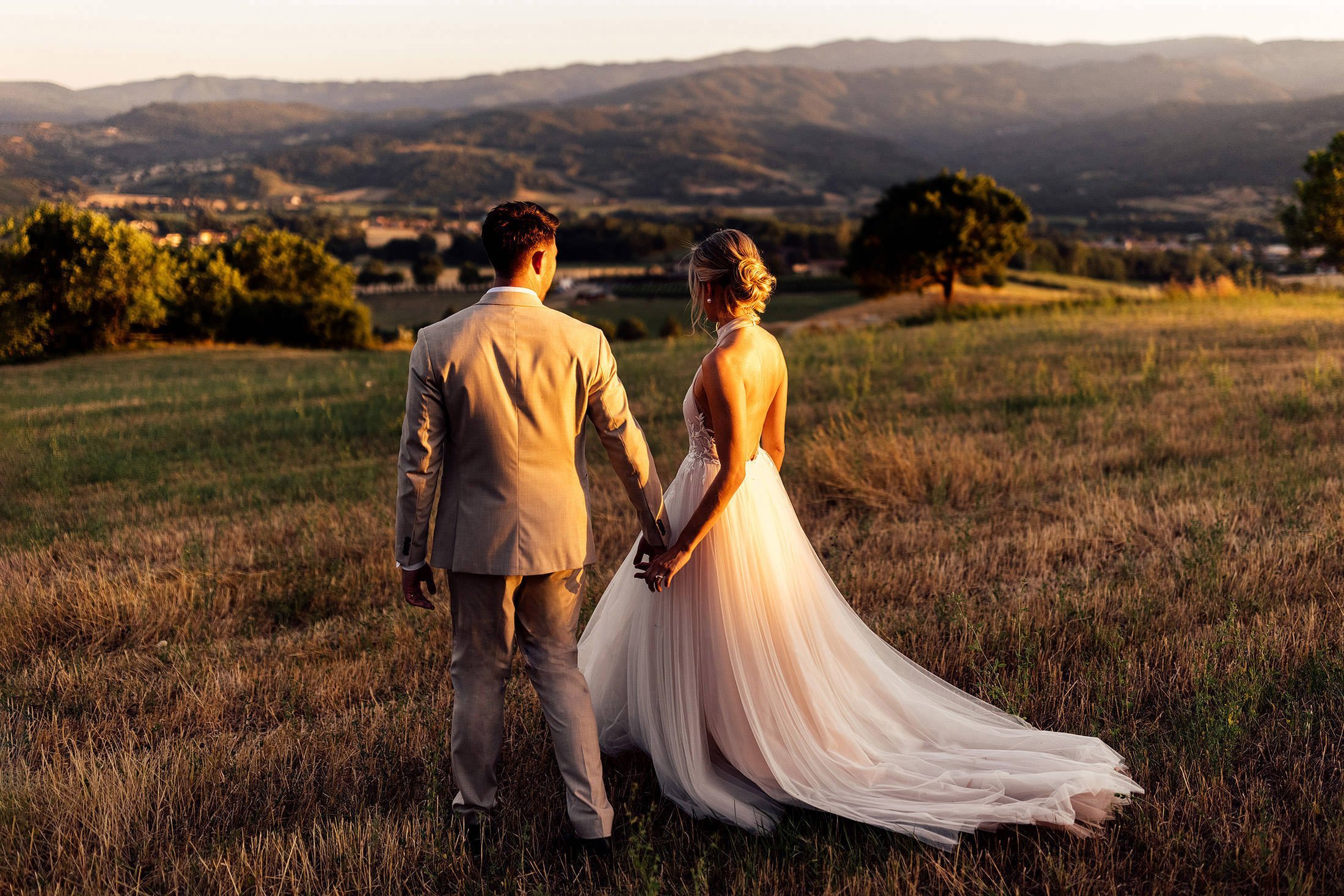 couple walking with view of tuscan hills 