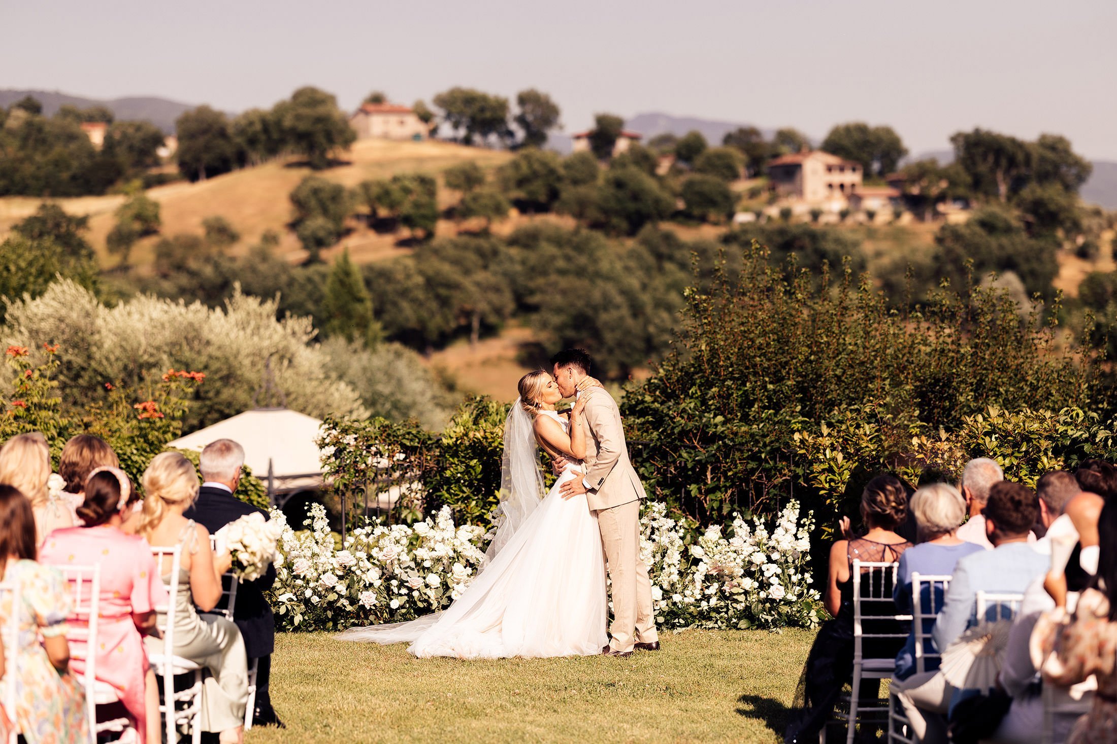 couple's first kiss during outdoor Borgo corsginano wedding
