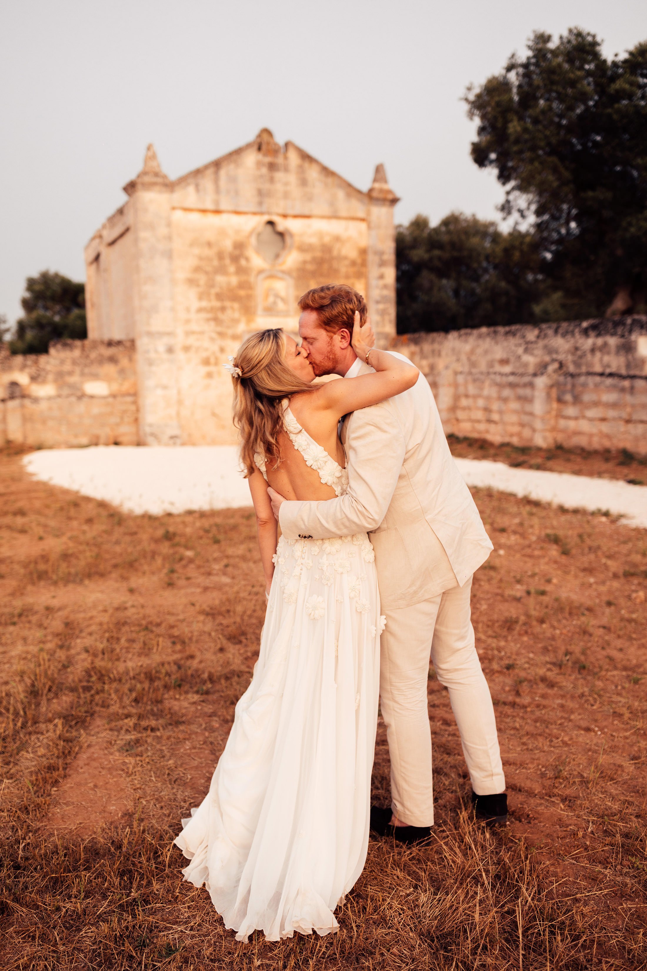 couple kiss outside Puglia church