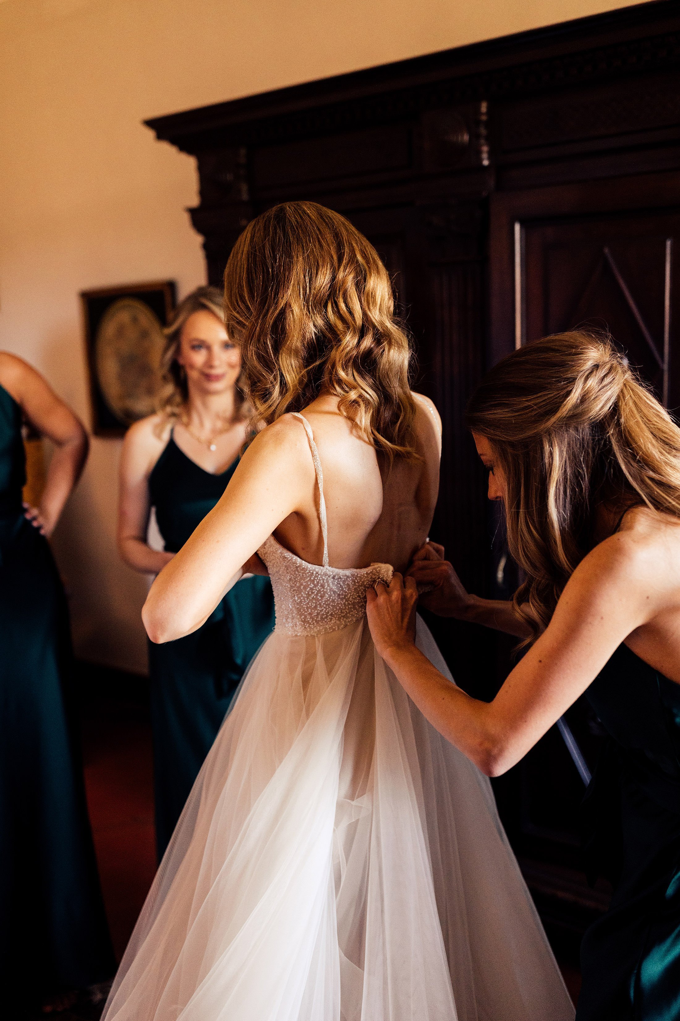 bride gets into Helena kolon dress in la Pescaia resort