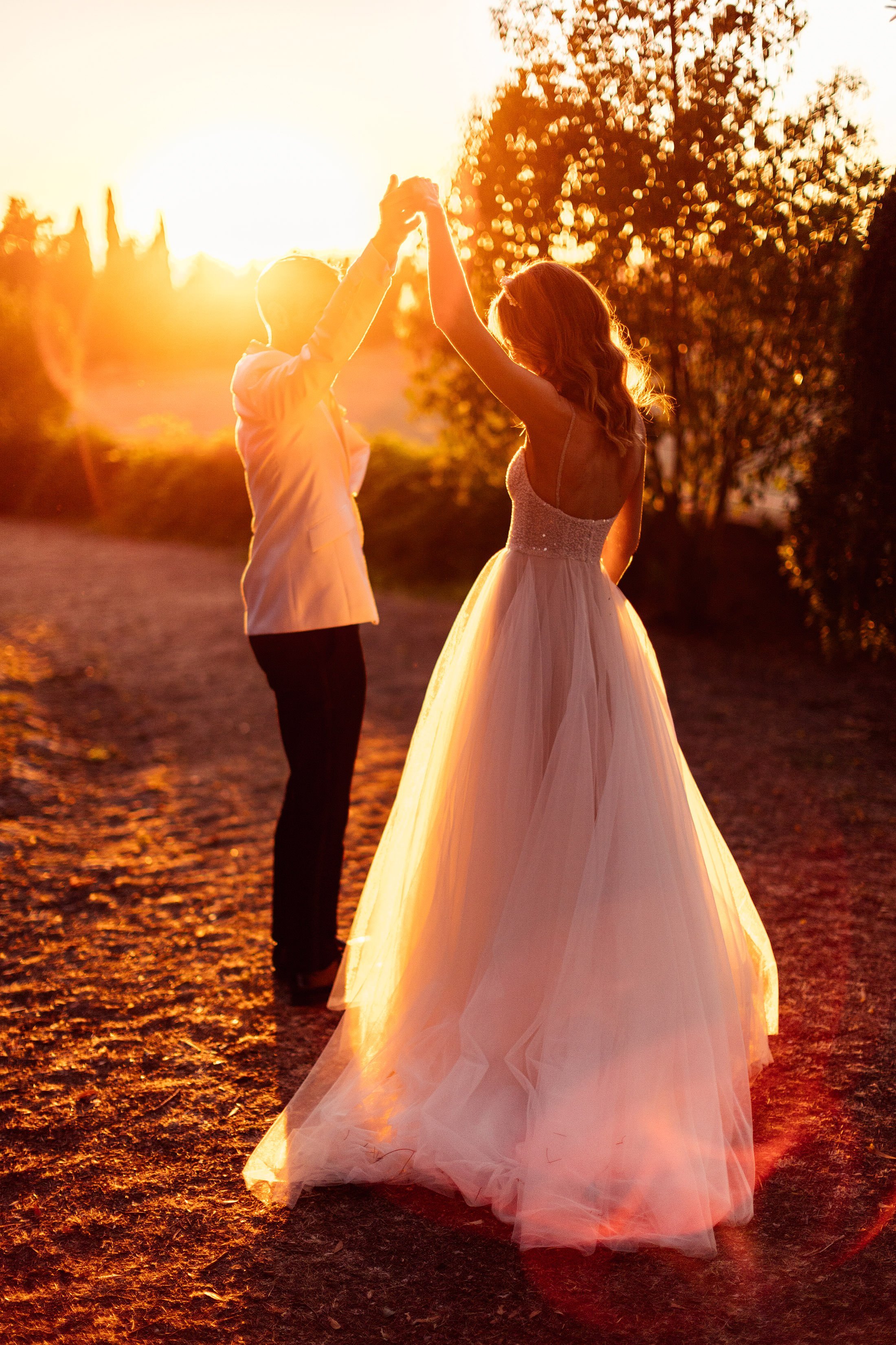 couples portrait at sunset in Tuscany 