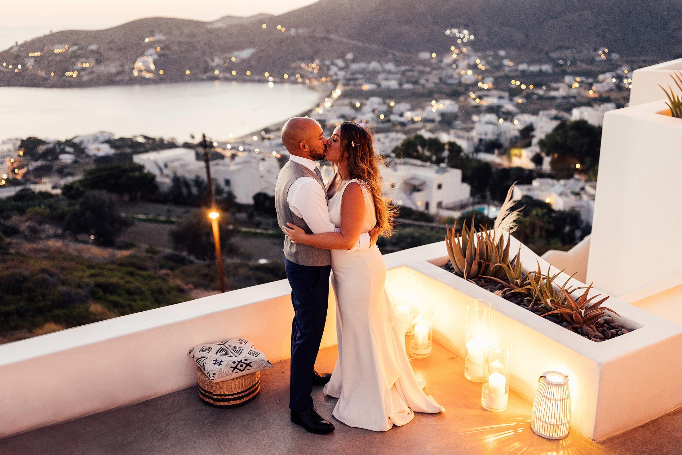 couple kiss overlooking iOS island