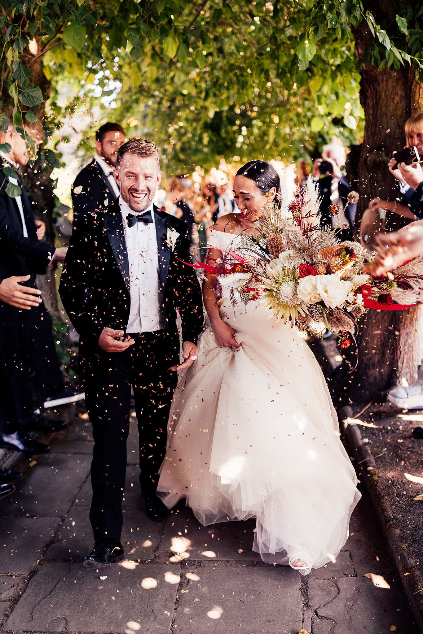 confetti tunnel with bride in Jesus Peiro