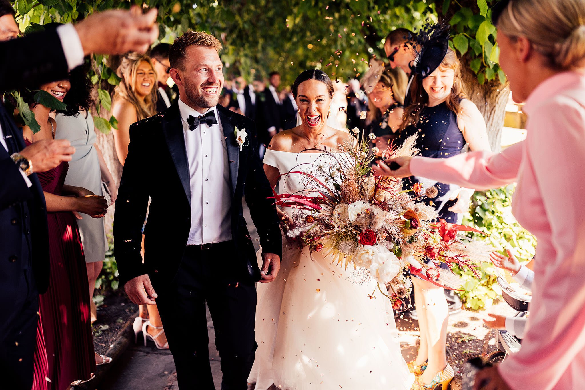 confetti moment with bride in Jesus Peiro