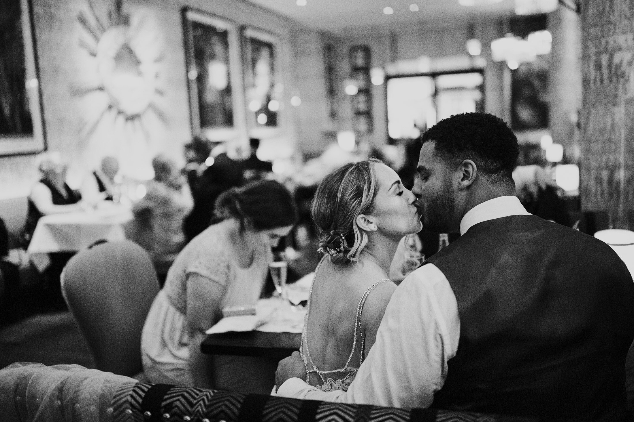 couple kiss in London hotel