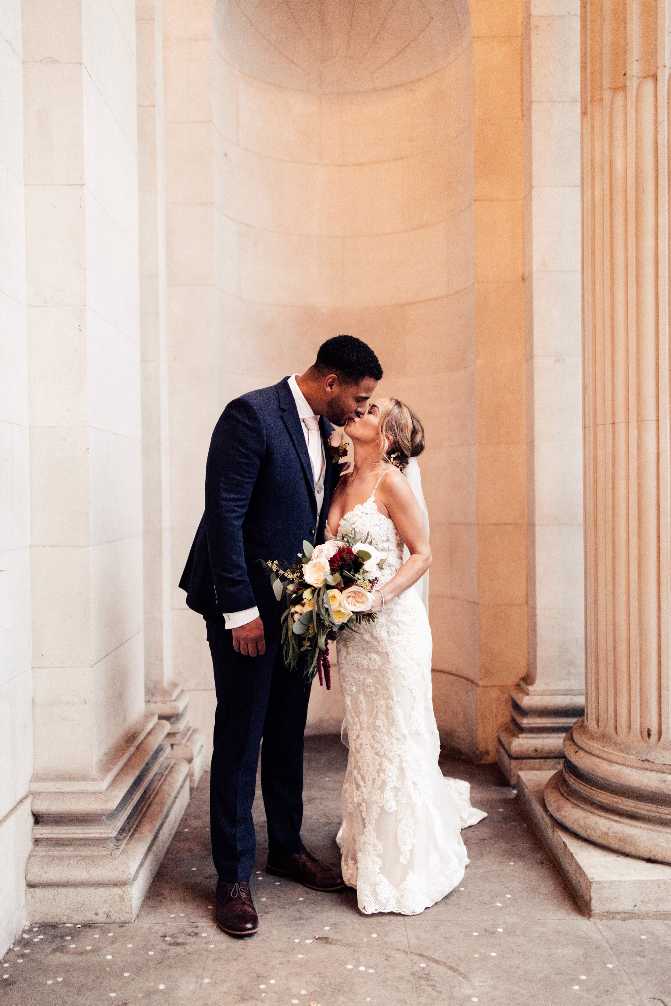 couple kiss at old Marylebone town hall