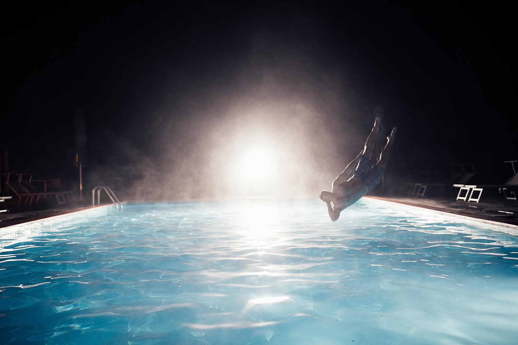 guest dives in pool at italian wedding venue